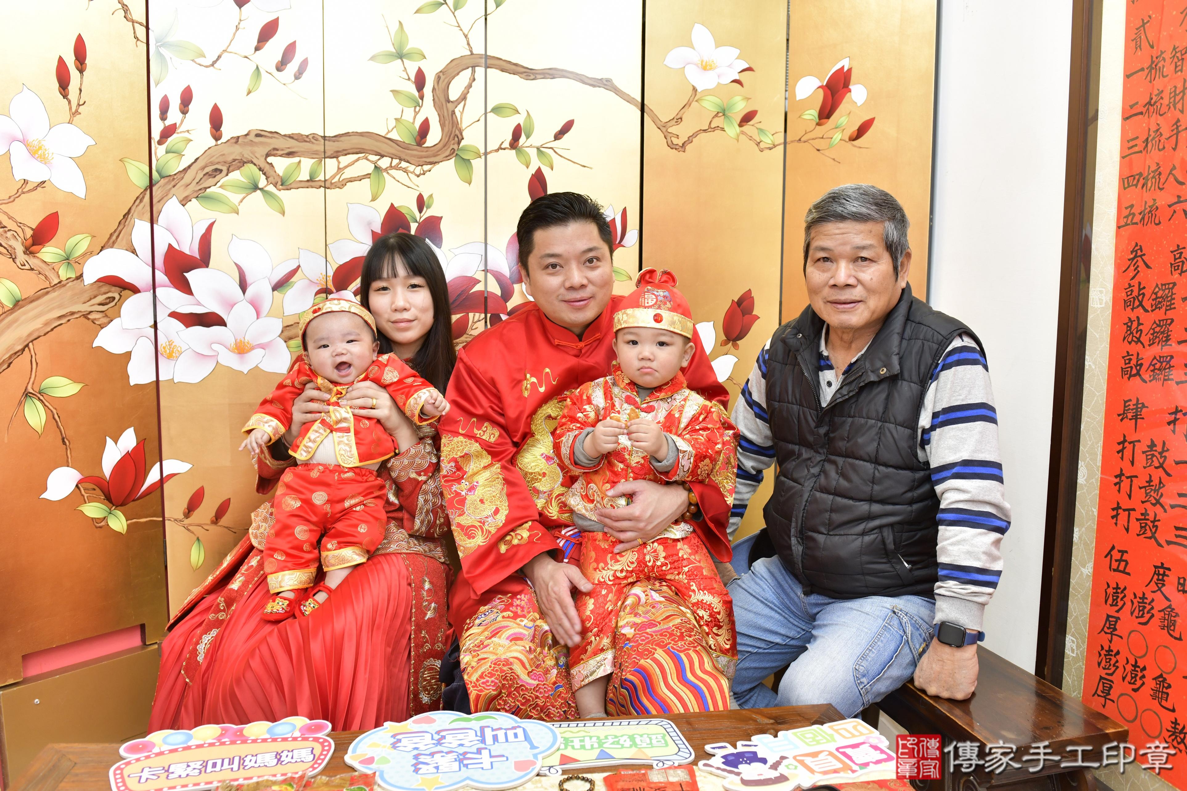 傳家手工印章高雄店、抓周、度脺、美式風會場、傳家嬰兒古禮、吉祥話、抓周道具物品24種、拍照。抓周證書。寶寶抓周、滿周歲、生日快樂、祝福 傳家手工印章高雄店、抓周、度脺、美式風會場、傳家嬰兒古禮、吉祥話、抓周道具物品24種、拍照。抓周證書。寶寶抓周、滿周歲、生日快樂、祝福