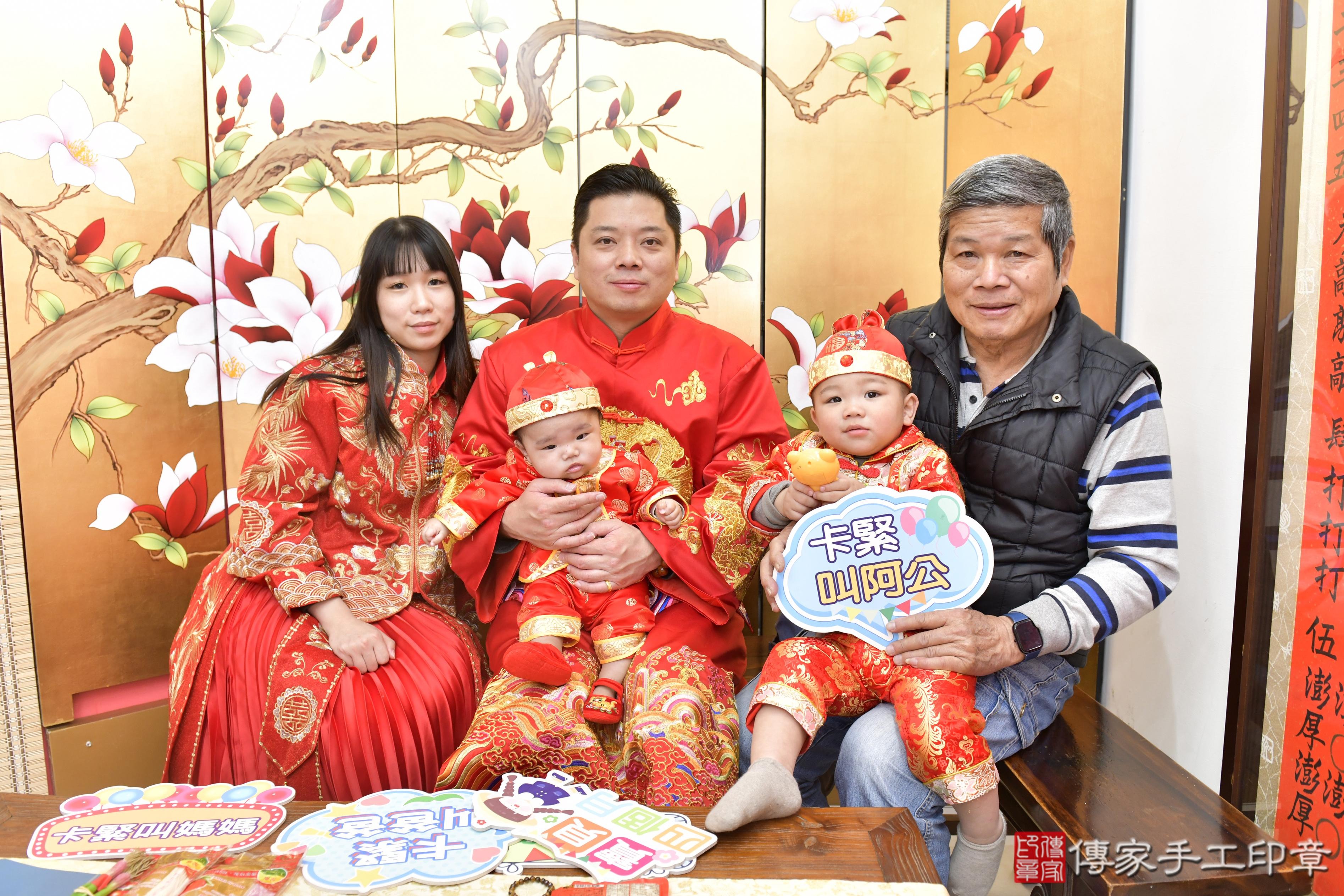 傳家手工印章高雄店、抓周、度脺、美式風會場、傳家嬰兒古禮、吉祥話、抓周道具物品24種、拍照。抓周證書。寶寶抓周、滿周歲、生日快樂、祝福 傳家手工印章高雄店、抓周、度脺、美式風會場、傳家嬰兒古禮、吉祥話、抓周道具物品24種、拍照。抓周證書。寶寶抓周、滿周歲、生日快樂、祝福