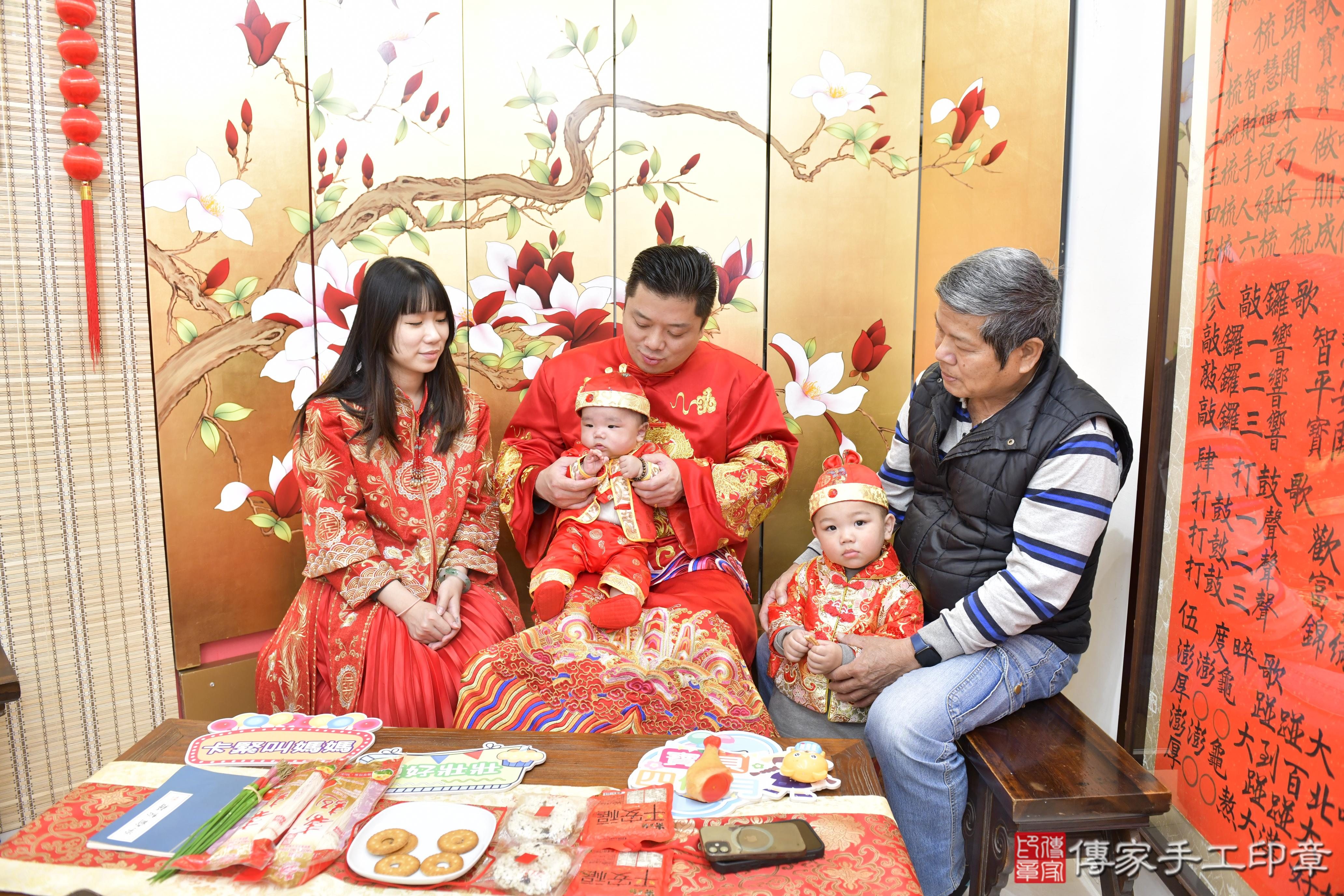 傳家手工印章高雄店、抓周、度脺、美式風會場、傳家嬰兒古禮、吉祥話、抓周道具物品24種、拍照。抓周證書。寶寶抓周、滿周歲、生日快樂、祝福 傳家手工印章高雄店、抓周、度脺、美式風會場、傳家嬰兒古禮、吉祥話、抓周道具物品24種、拍照。抓周證書。寶寶抓周、滿周歲、生日快樂、祝福