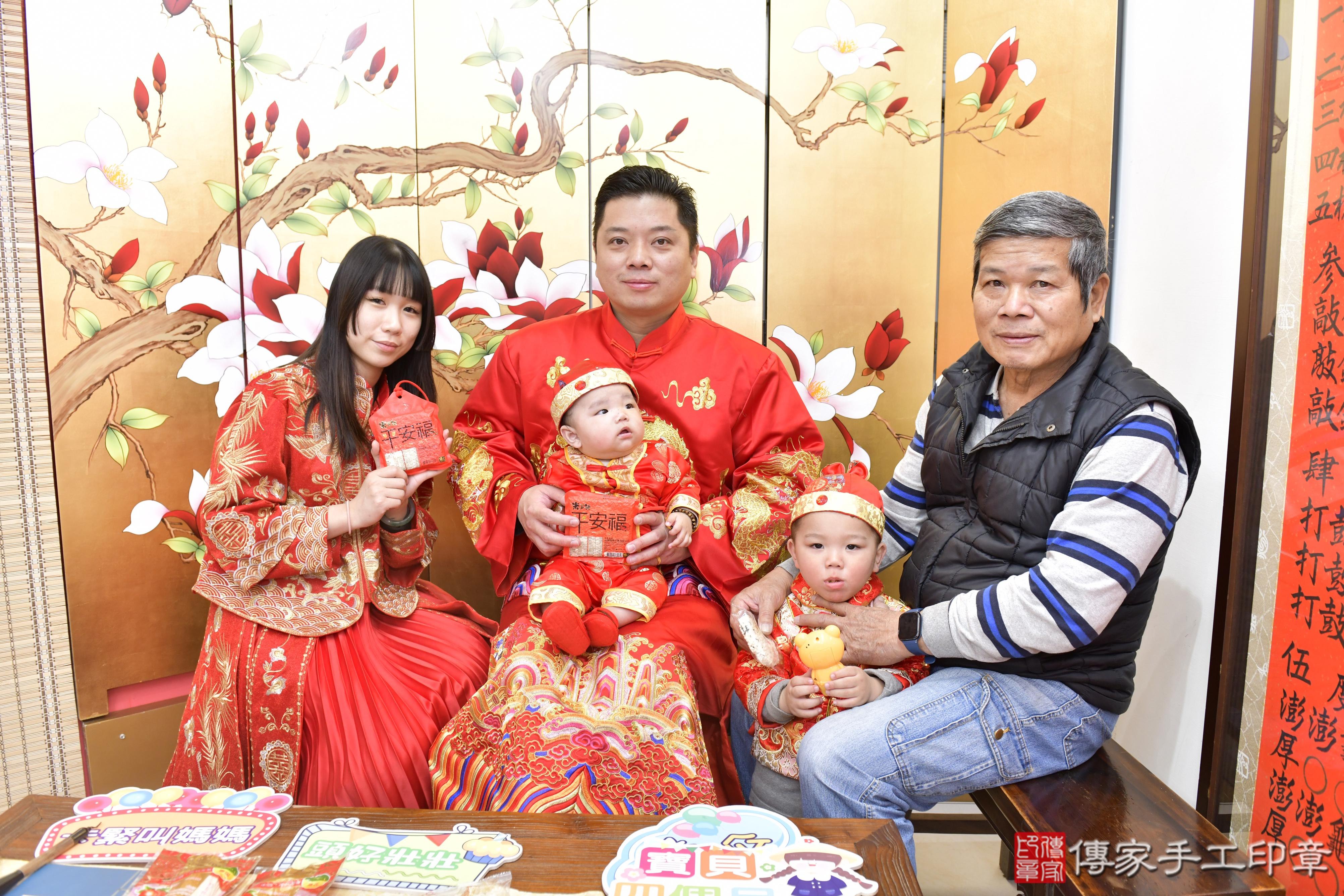 傳家手工印章高雄店、抓周、度脺、美式風會場、傳家嬰兒古禮、吉祥話、抓周道具物品24種、拍照。抓周證書。寶寶抓周、滿周歲、生日快樂、祝福 傳家手工印章高雄店、抓周、度脺、美式風會場、傳家嬰兒古禮、吉祥話、抓周道具物品24種、拍照。抓周證書。寶寶抓周、滿周歲、生日快樂、祝福