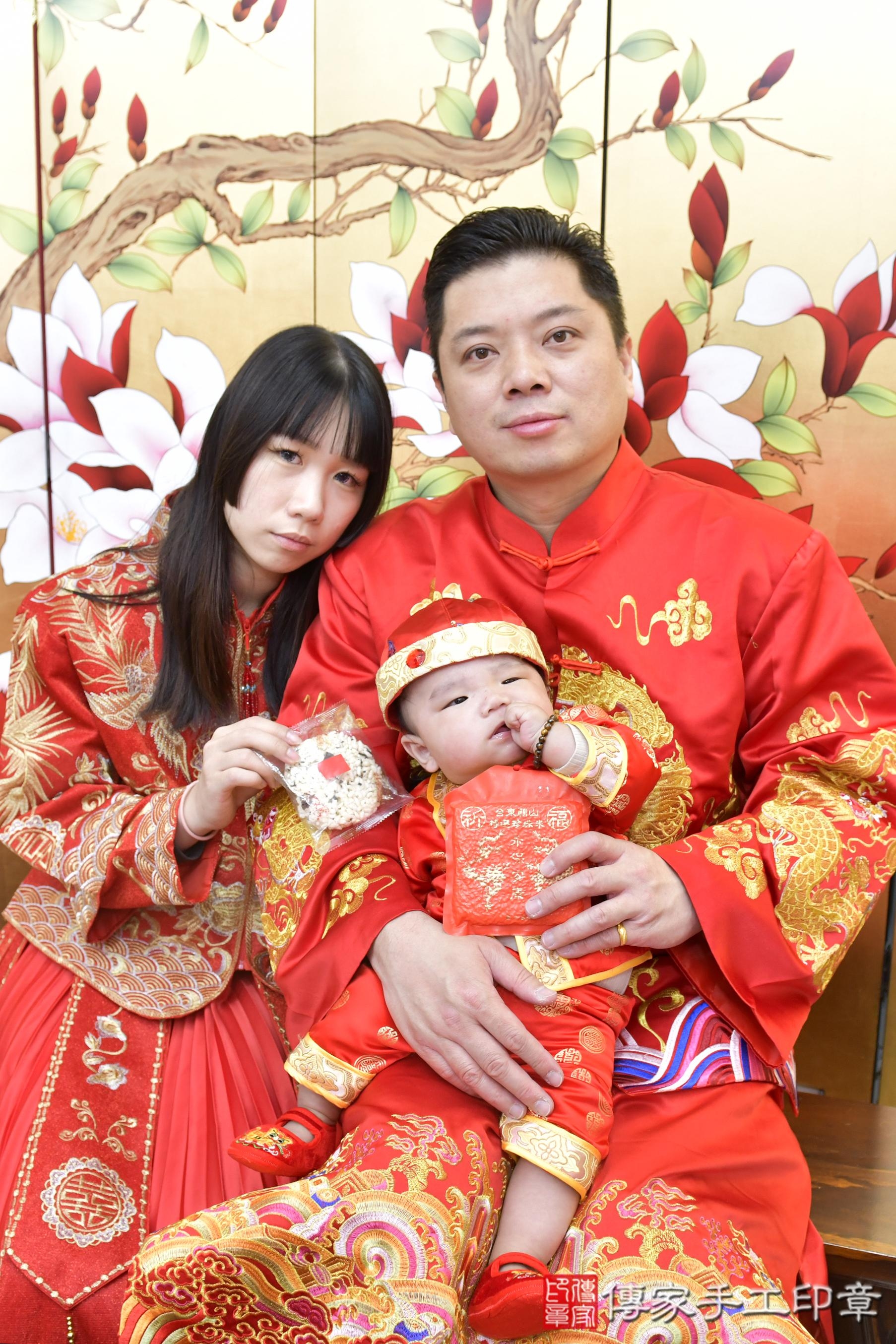 傳家手工印章高雄店、抓周、度脺、美式風會場、傳家嬰兒古禮、吉祥話、抓周道具物品24種、拍照。抓周證書。寶寶抓周、滿周歲、生日快樂、祝福 傳家手工印章高雄店、抓周、度脺、美式風會場、傳家嬰兒古禮、吉祥話、抓周道具物品24種、拍照。抓周證書。寶寶抓周、滿周歲、生日快樂、祝福