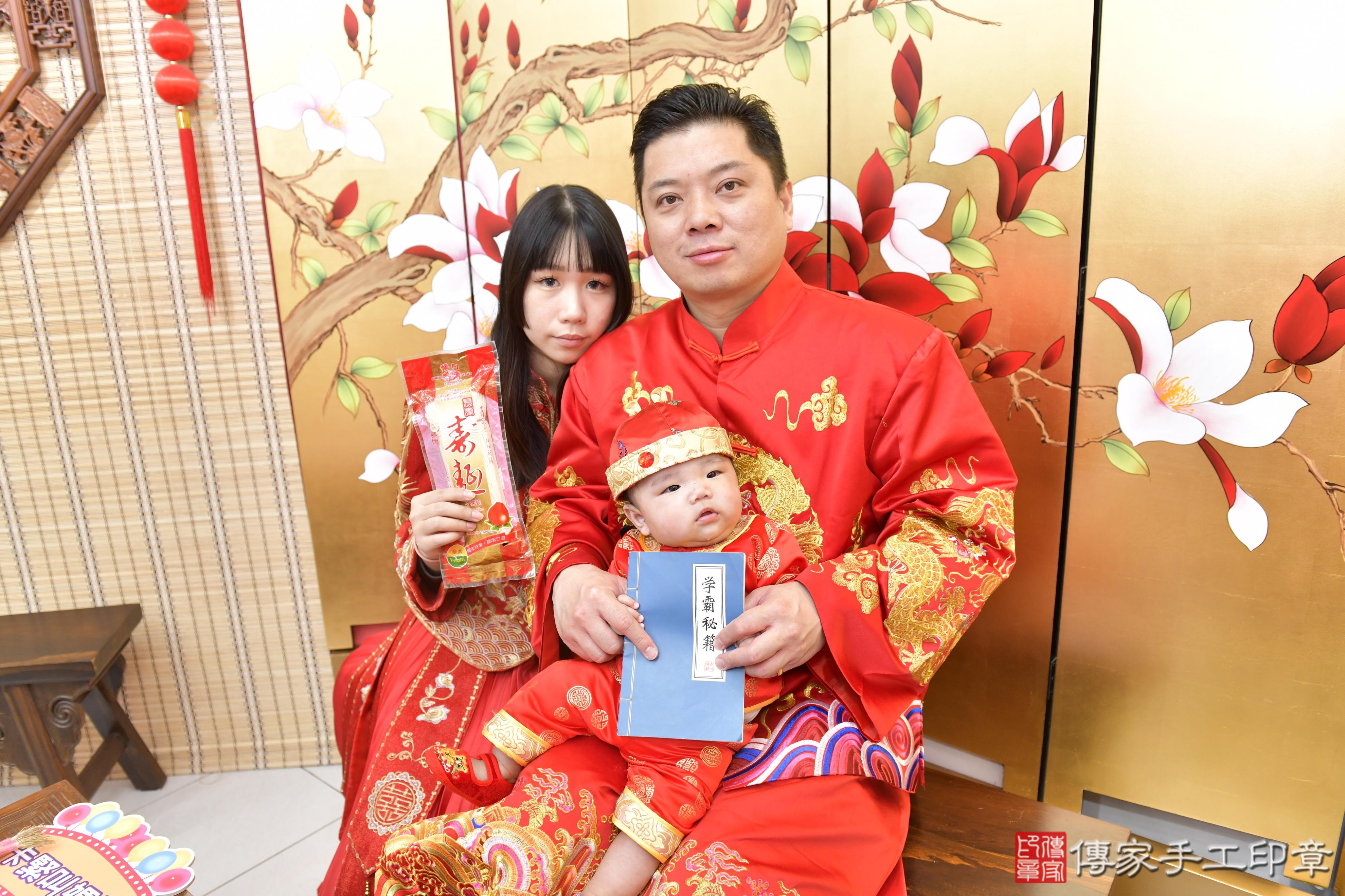 傳家手工印章高雄店、抓周、度脺、美式風會場、傳家嬰兒古禮、吉祥話、抓周道具物品24種、拍照。抓周證書。寶寶抓周、滿周歲、生日快樂、祝福 傳家手工印章高雄店、抓周、度脺、美式風會場、傳家嬰兒古禮、吉祥話、抓周道具物品24種、拍照。抓周證書。寶寶抓周、滿周歲、生日快樂、祝福