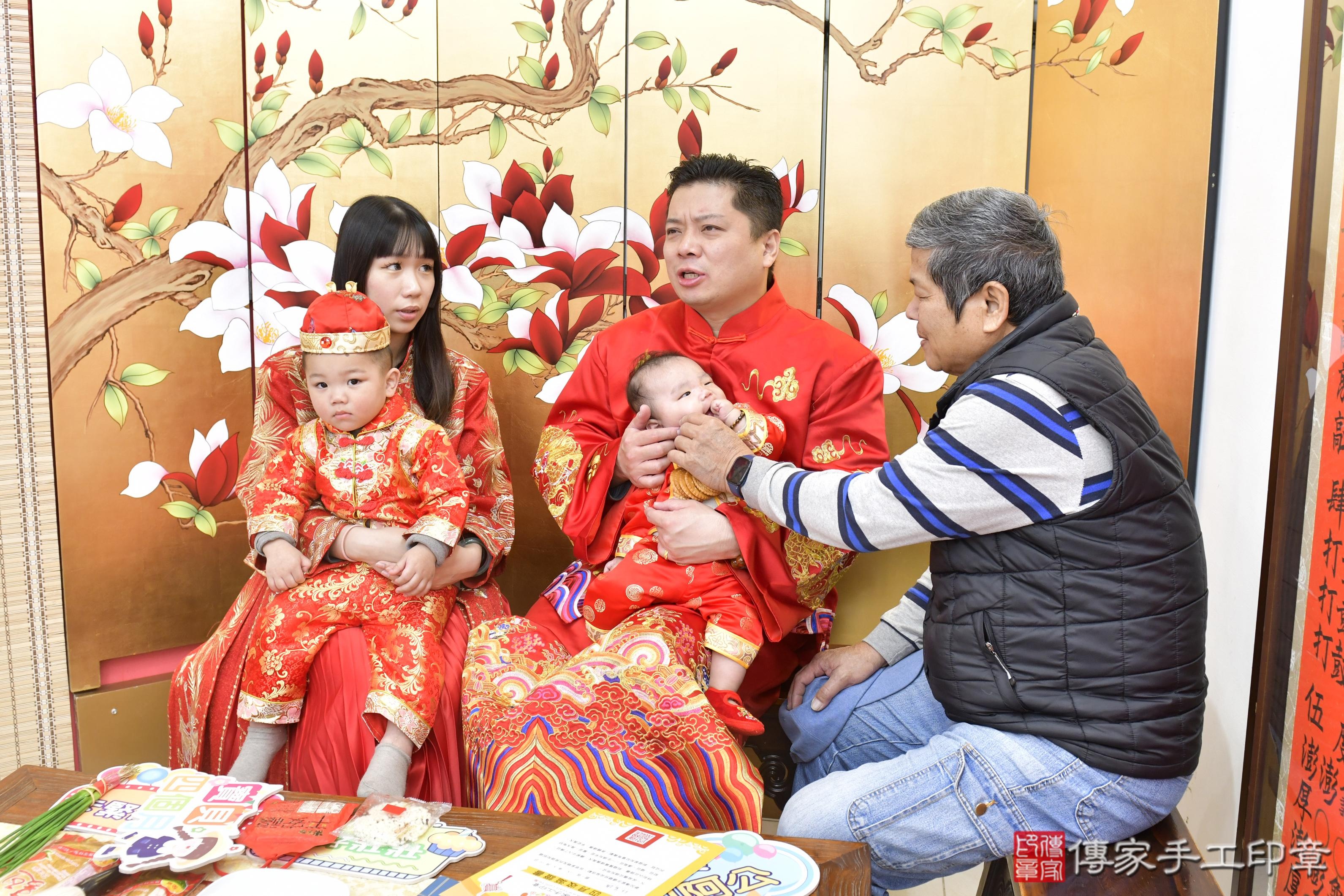 傳家手工印章高雄店、抓周、度脺、美式風會場、傳家嬰兒古禮、吉祥話、抓周道具物品24種、拍照。抓周證書。寶寶抓周、滿周歲、生日快樂、祝福 傳家手工印章高雄店、抓周、度脺、美式風會場、傳家嬰兒古禮、吉祥話、抓周道具物品24種、拍照。抓周證書。寶寶抓周、滿周歲、生日快樂、祝福