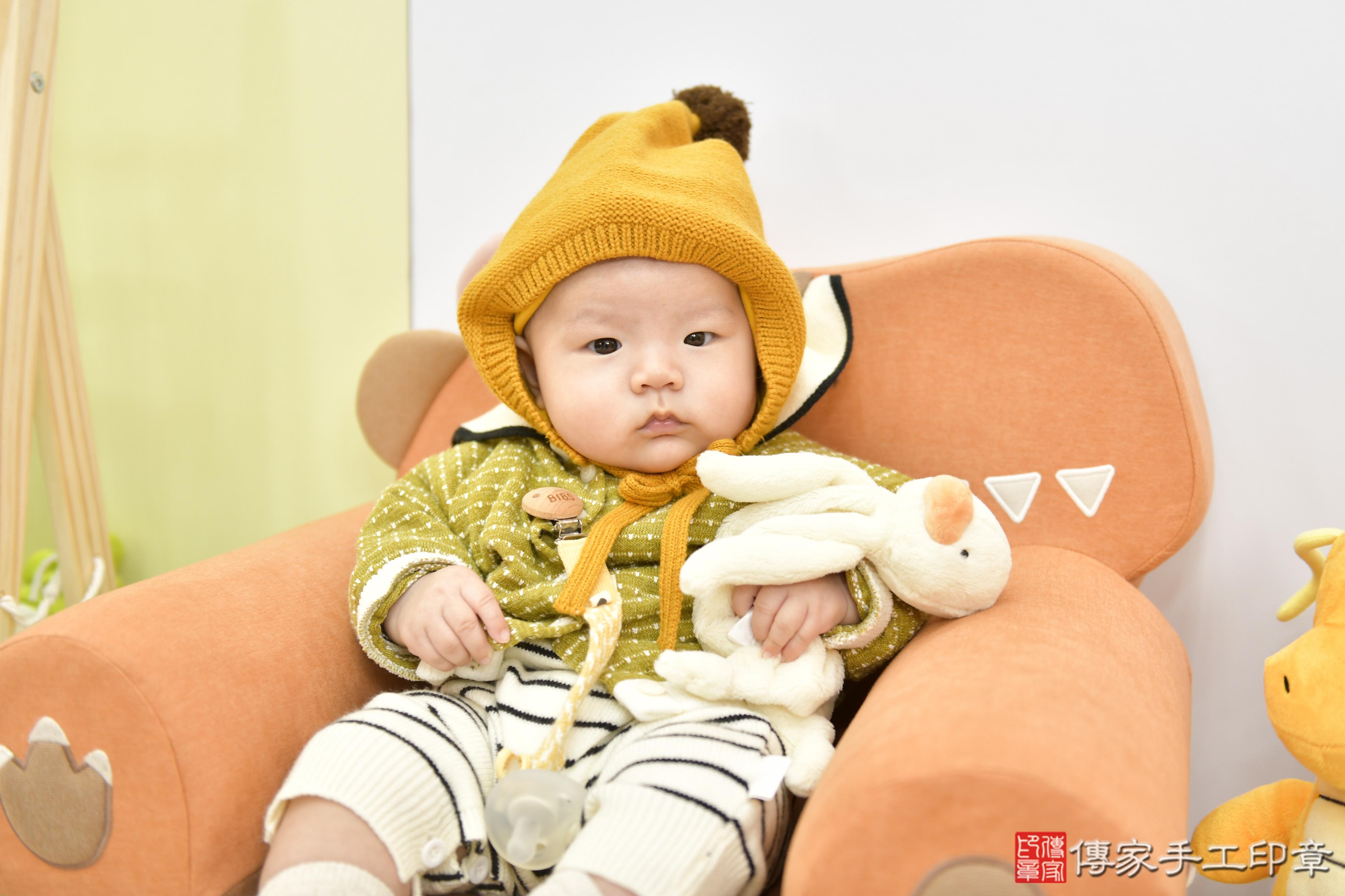 傳家手工印章高雄店、抓周、度脺、美式風會場、傳家嬰兒古禮、吉祥話、抓周道具物品24種、拍照。抓周證書。寶寶抓周、滿周歲、生日快樂、祝福