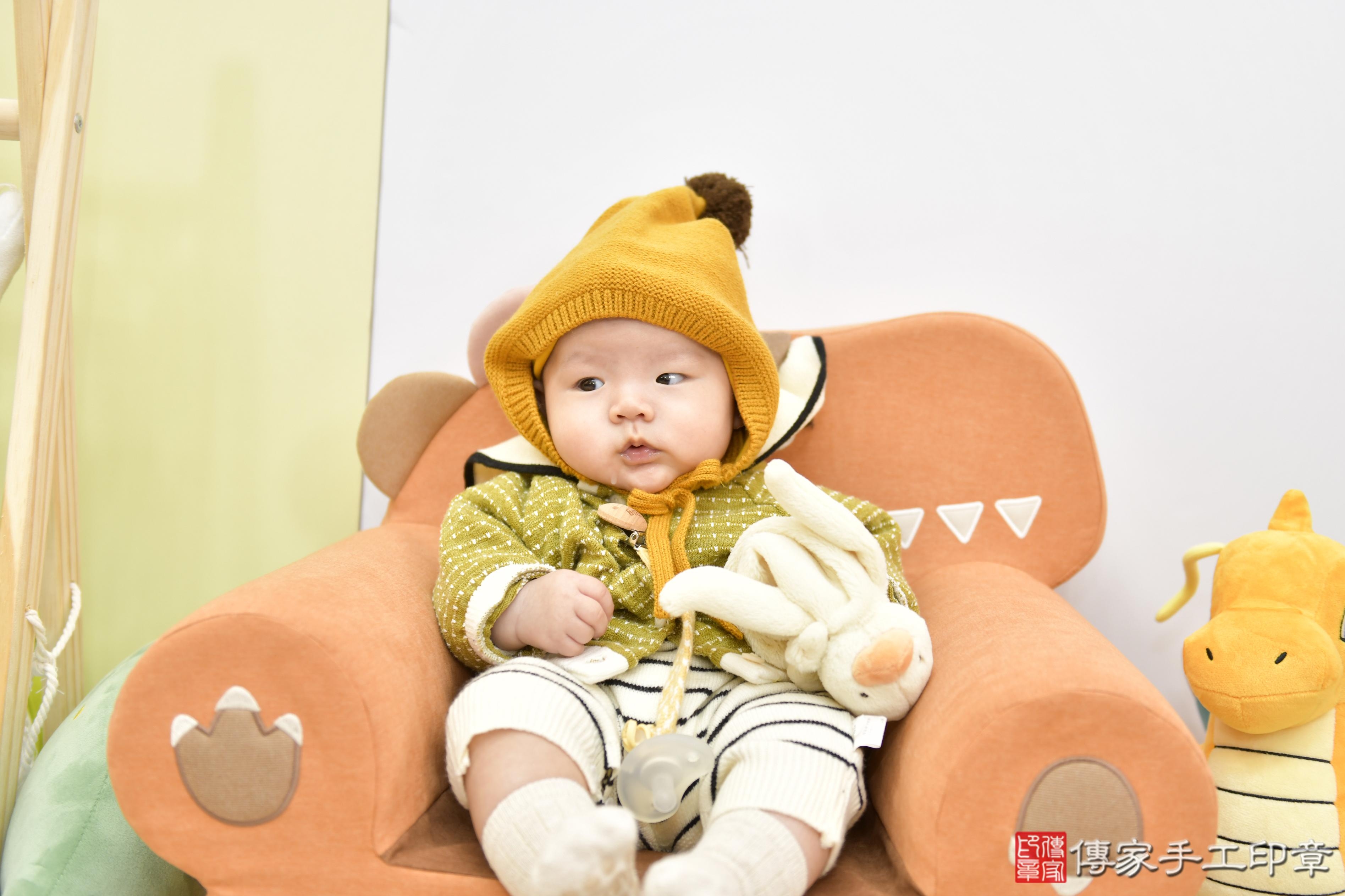 傳家手工印章高雄店、抓周、度脺、美式風會場、傳家嬰兒古禮、吉祥話、抓周道具物品24種、拍照。抓周證書。寶寶抓周、滿周歲、生日快樂、祝福