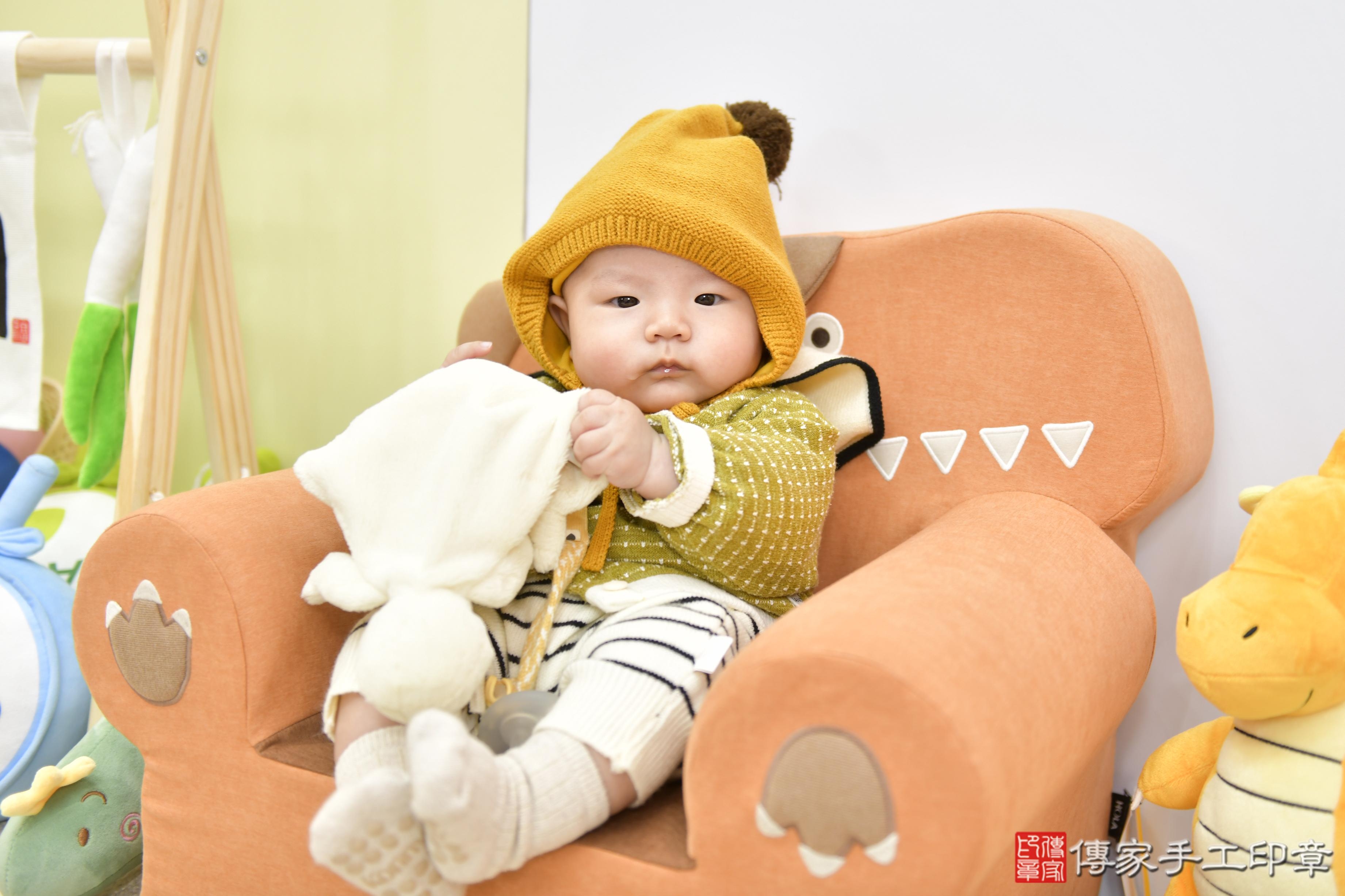 傳家手工印章高雄店、抓周、度脺、美式風會場、傳家嬰兒古禮、吉祥話、抓周道具物品24種、拍照。抓周證書。寶寶抓周、滿周歲、生日快樂、祝福