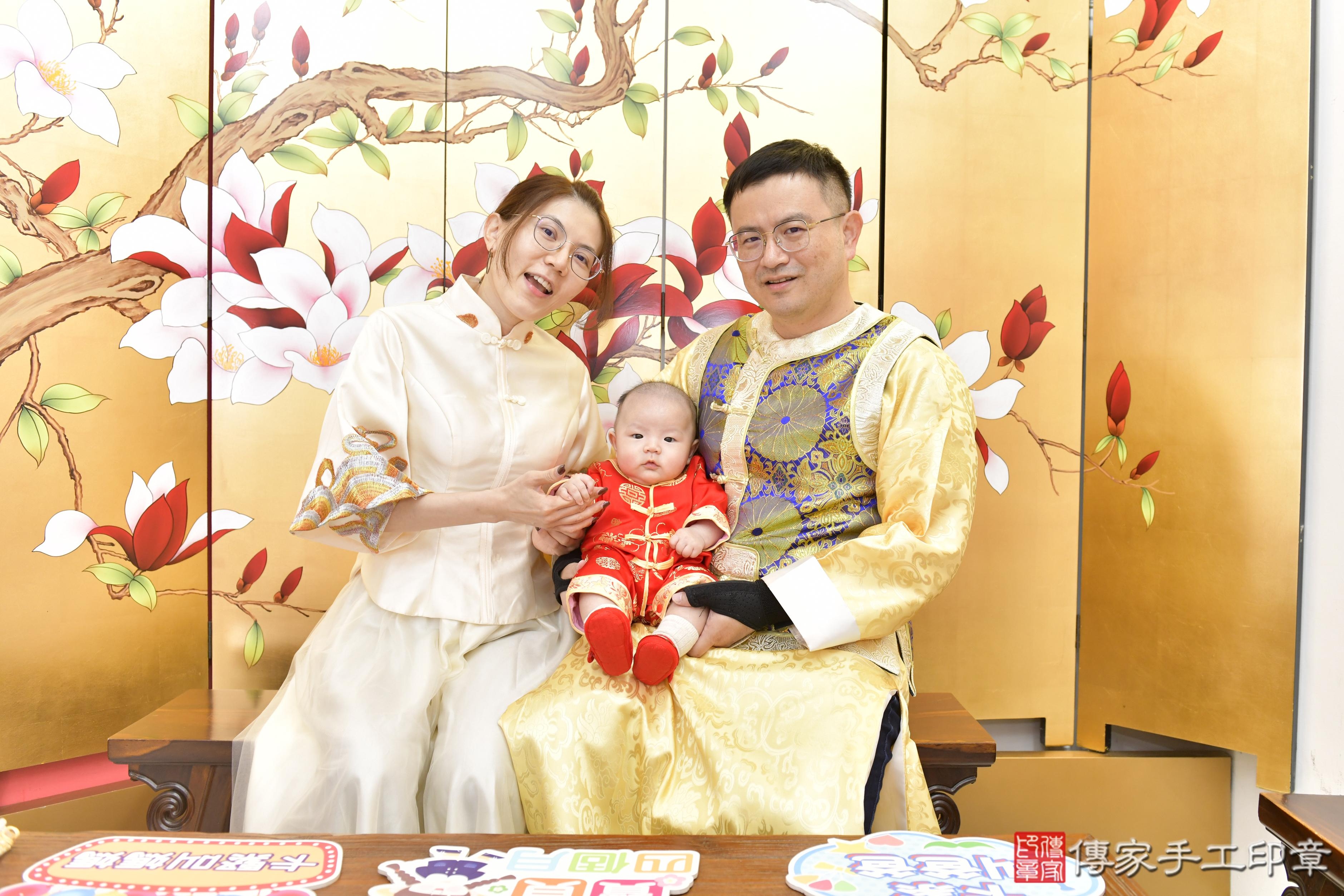 傳家手工印章高雄店、抓周、度脺、美式風會場、傳家嬰兒古禮、吉祥話、抓周道具物品24種、拍照。抓周證書。寶寶抓周、滿周歲、生日快樂、祝福