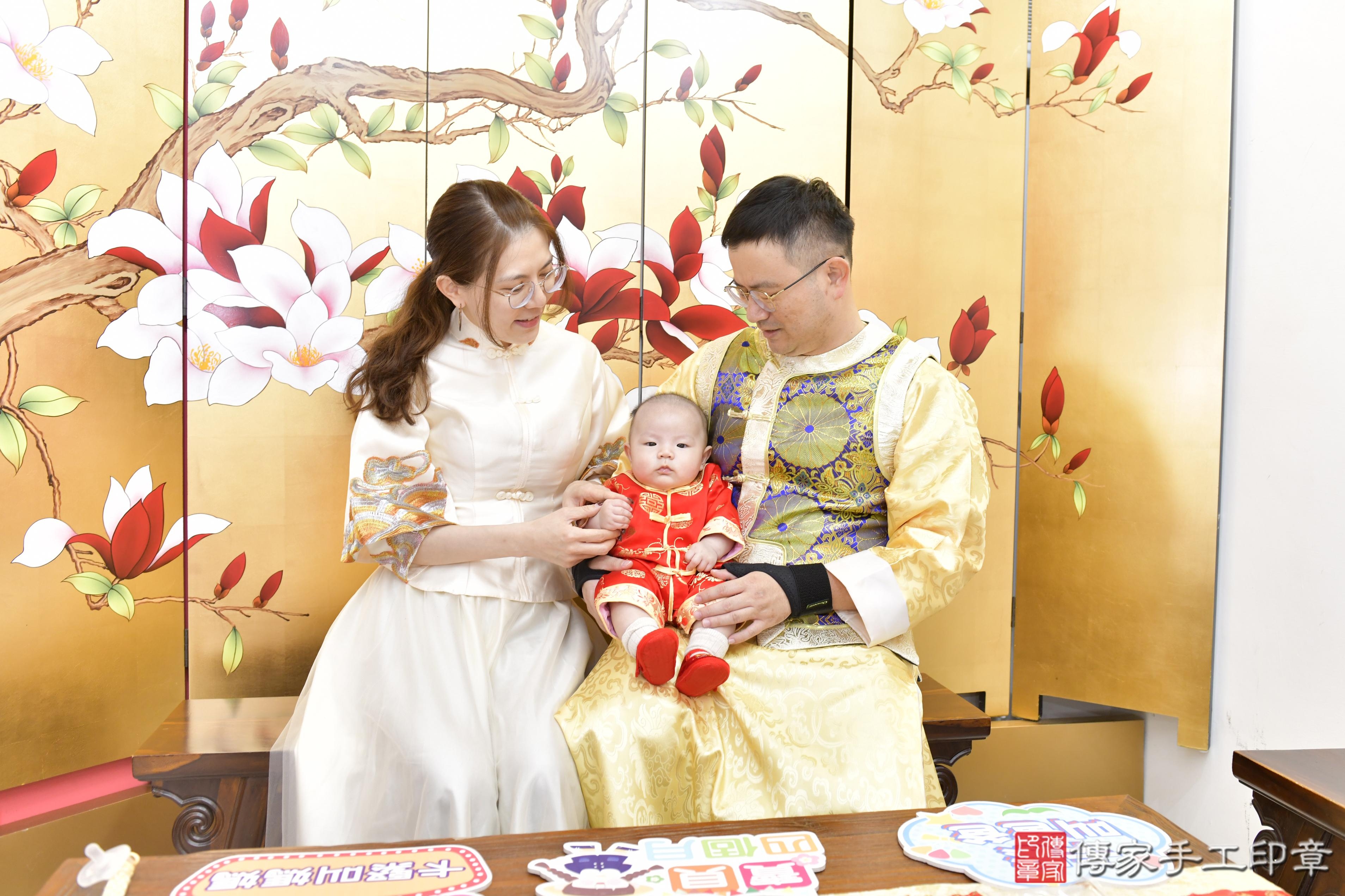 傳家手工印章高雄店、抓周、度脺、美式風會場、傳家嬰兒古禮、吉祥話、抓周道具物品24種、拍照。抓周證書。寶寶抓周、滿周歲、生日快樂、祝福