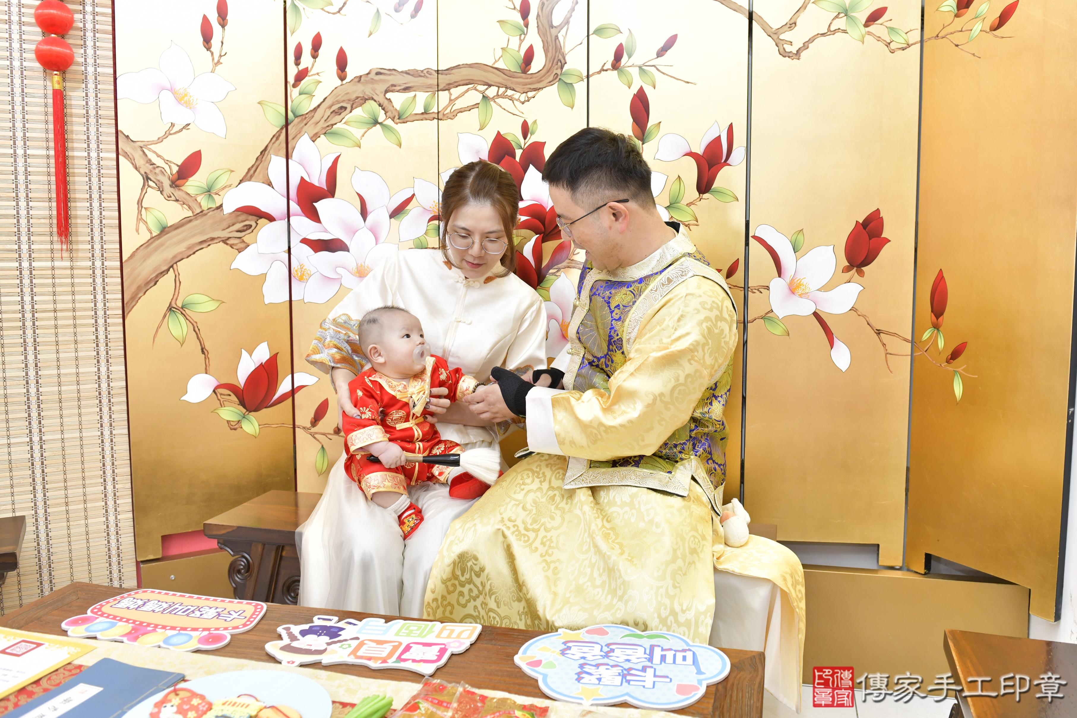 傳家手工印章高雄店、抓周、度脺、美式風會場、傳家嬰兒古禮、吉祥話、抓周道具物品24種、拍照。抓周證書。寶寶抓周、滿周歲、生日快樂、祝福