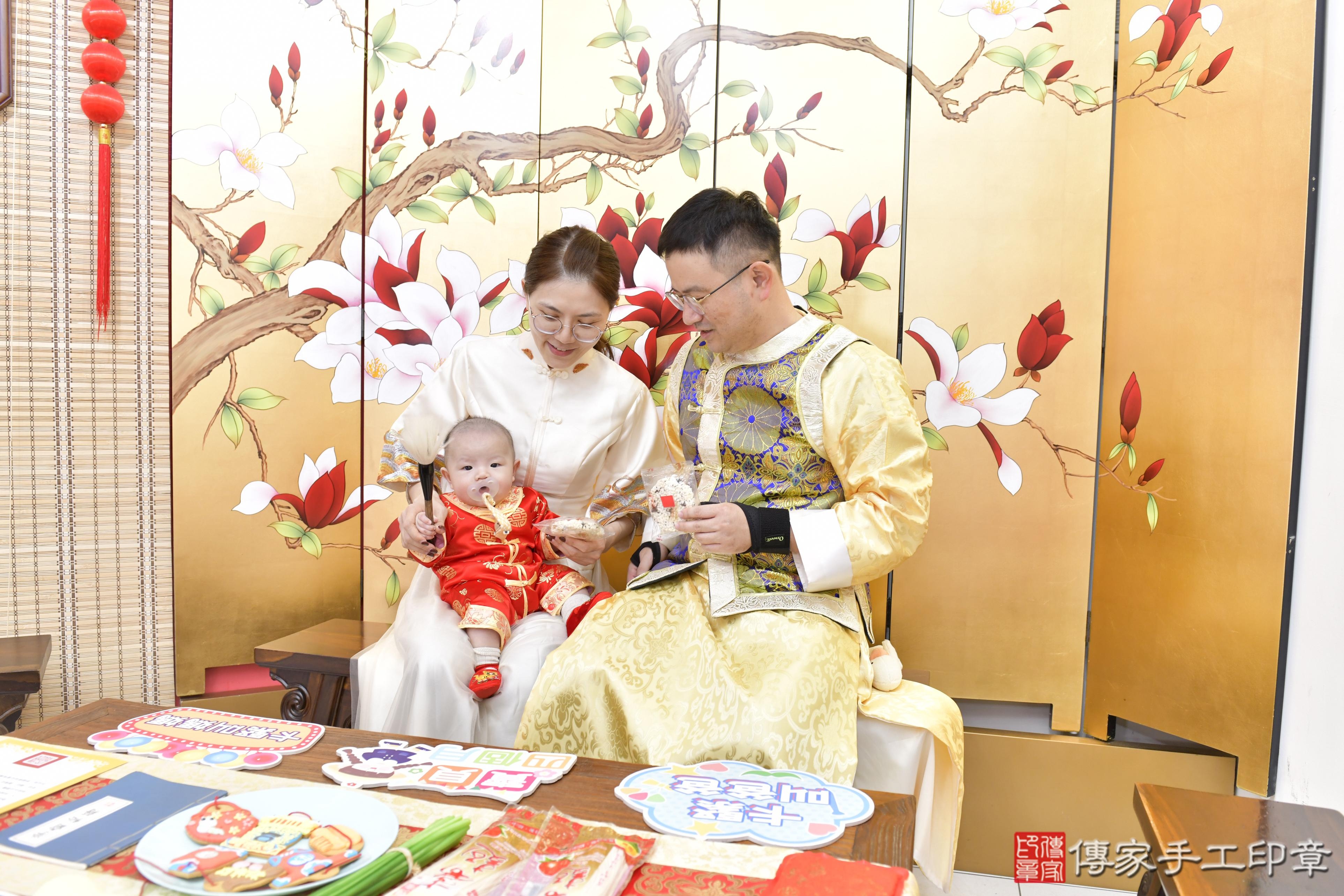 傳家手工印章高雄店、抓周、度脺、美式風會場、傳家嬰兒古禮、吉祥話、抓周道具物品24種、拍照。抓周證書。寶寶抓周、滿周歲、生日快樂、祝福