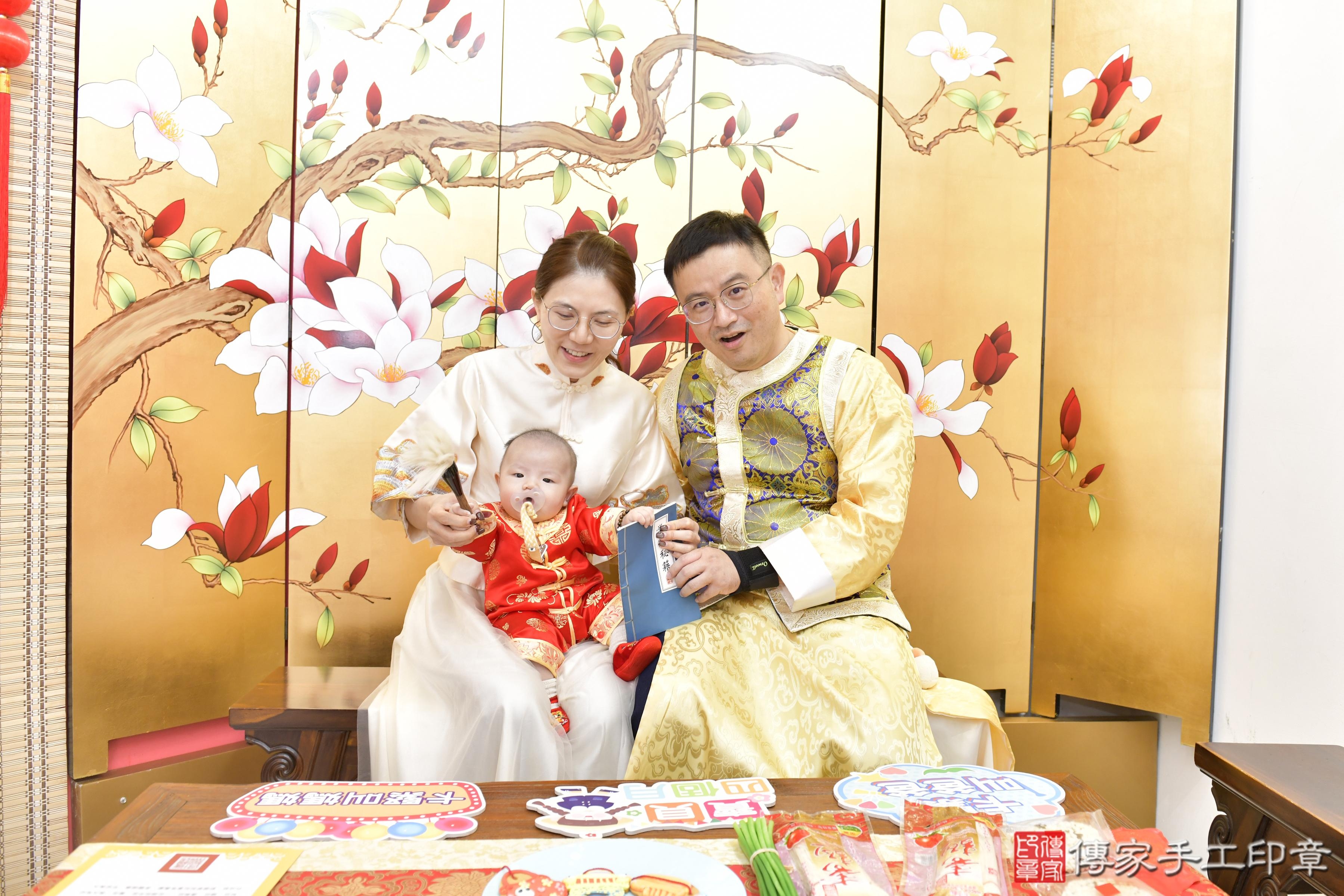 傳家手工印章高雄店、抓周、度脺、美式風會場、傳家嬰兒古禮、吉祥話、抓周道具物品24種、拍照。抓周證書。寶寶抓周、滿周歲、生日快樂、祝福