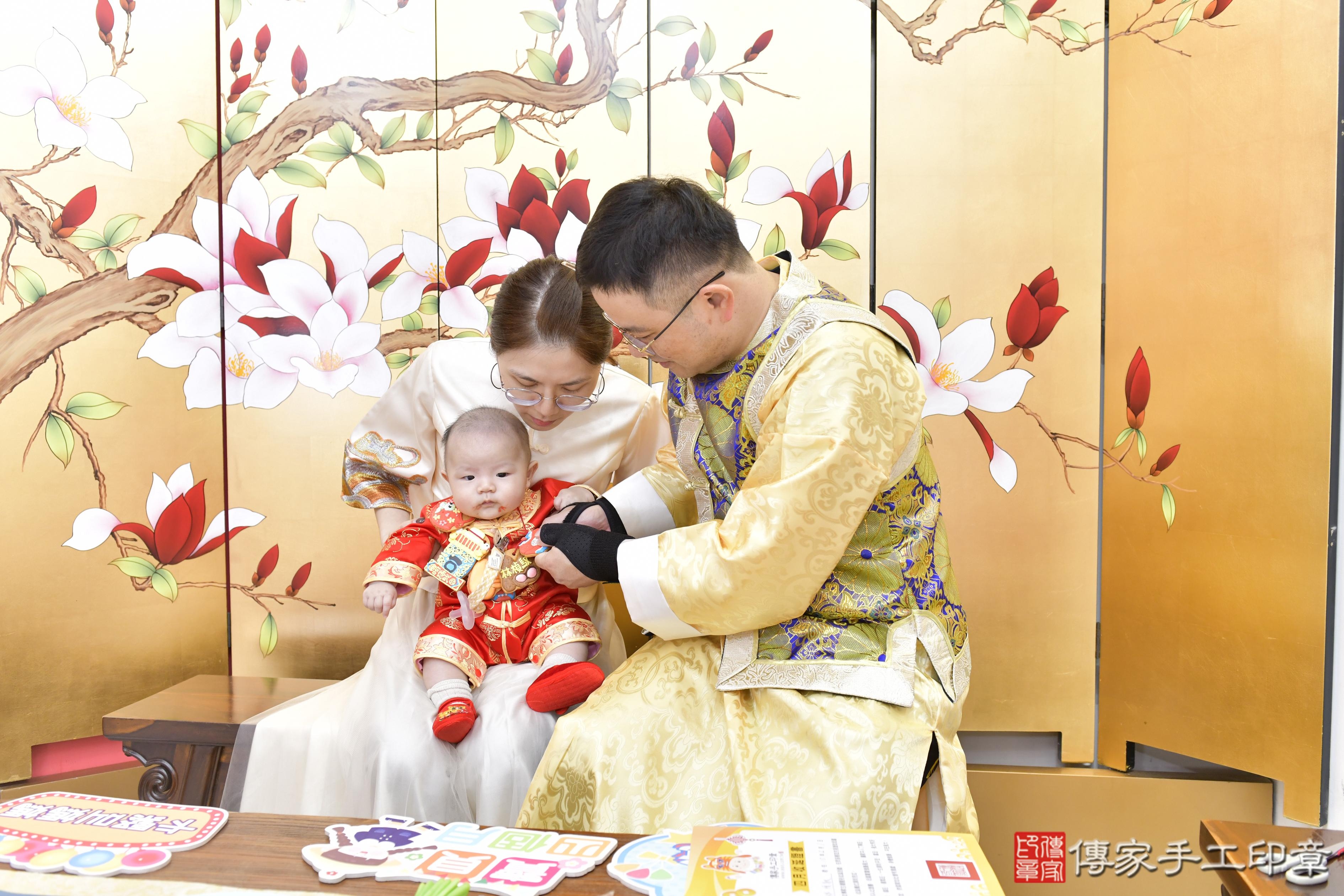 傳家手工印章高雄店、抓周、度脺、美式風會場、傳家嬰兒古禮、吉祥話、抓周道具物品24種、拍照。抓周證書。寶寶抓周、滿周歲、生日快樂、祝福