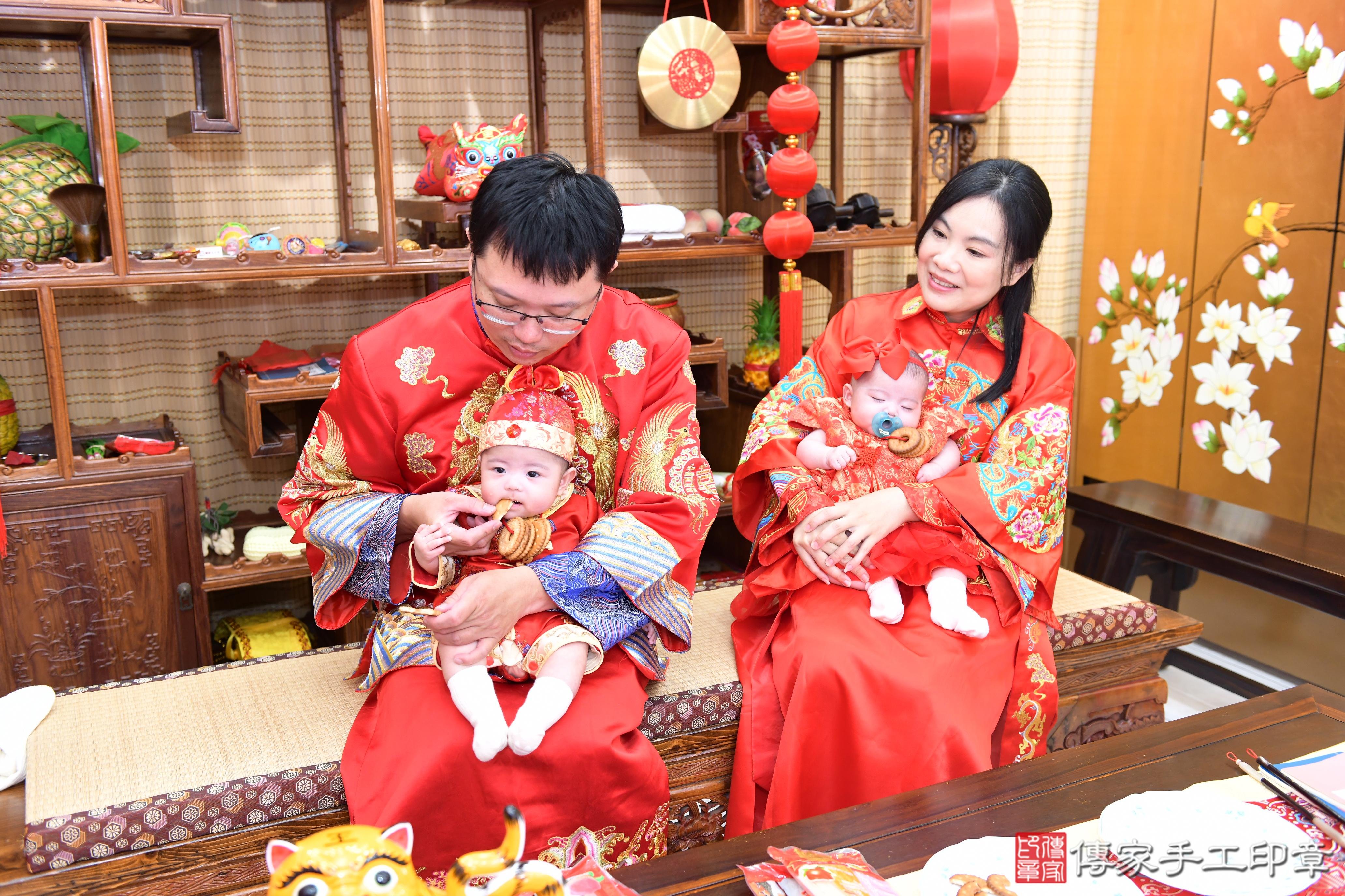 傳家手工印章台南店、抓周、度脺、美式風會場、傳家嬰兒古禮、吉祥話、抓周道具物品24種、拍照。抓周證書。寶寶抓周、滿周歲、生日快樂、祝福 傳家手工印章台南店、抓周、度脺、美式風會場、傳家嬰兒古禮、吉祥話、抓周道具物品24種、拍照。抓周證書。寶寶抓周、滿周歲、生日快樂、祝福