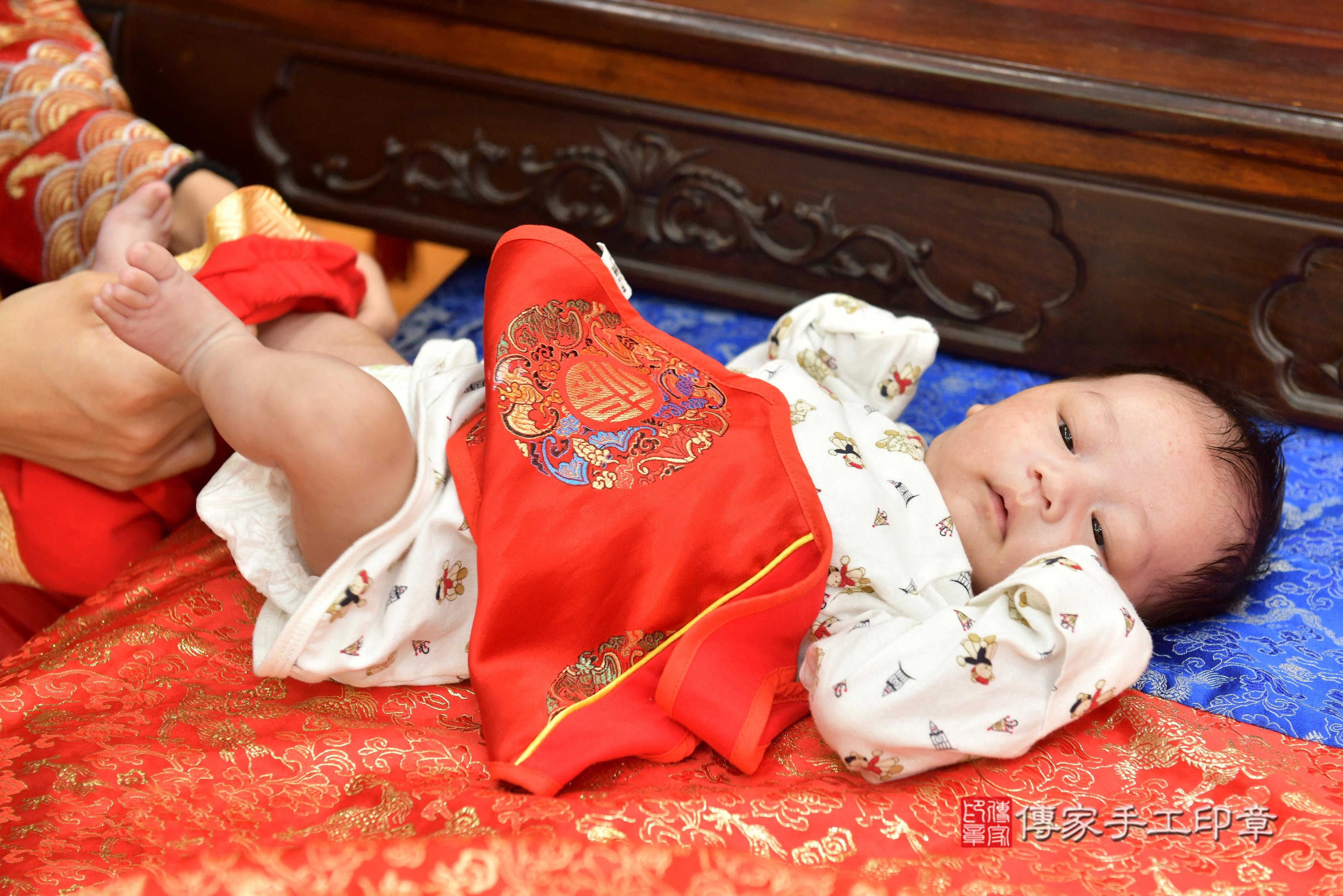 傳家手工印章高雄店、抓周、度脺、美式風會場、傳家嬰兒古禮、吉祥話、抓周道具物品24種、拍照。抓周證書。寶寶抓周、滿周歲、生日快樂、祝福