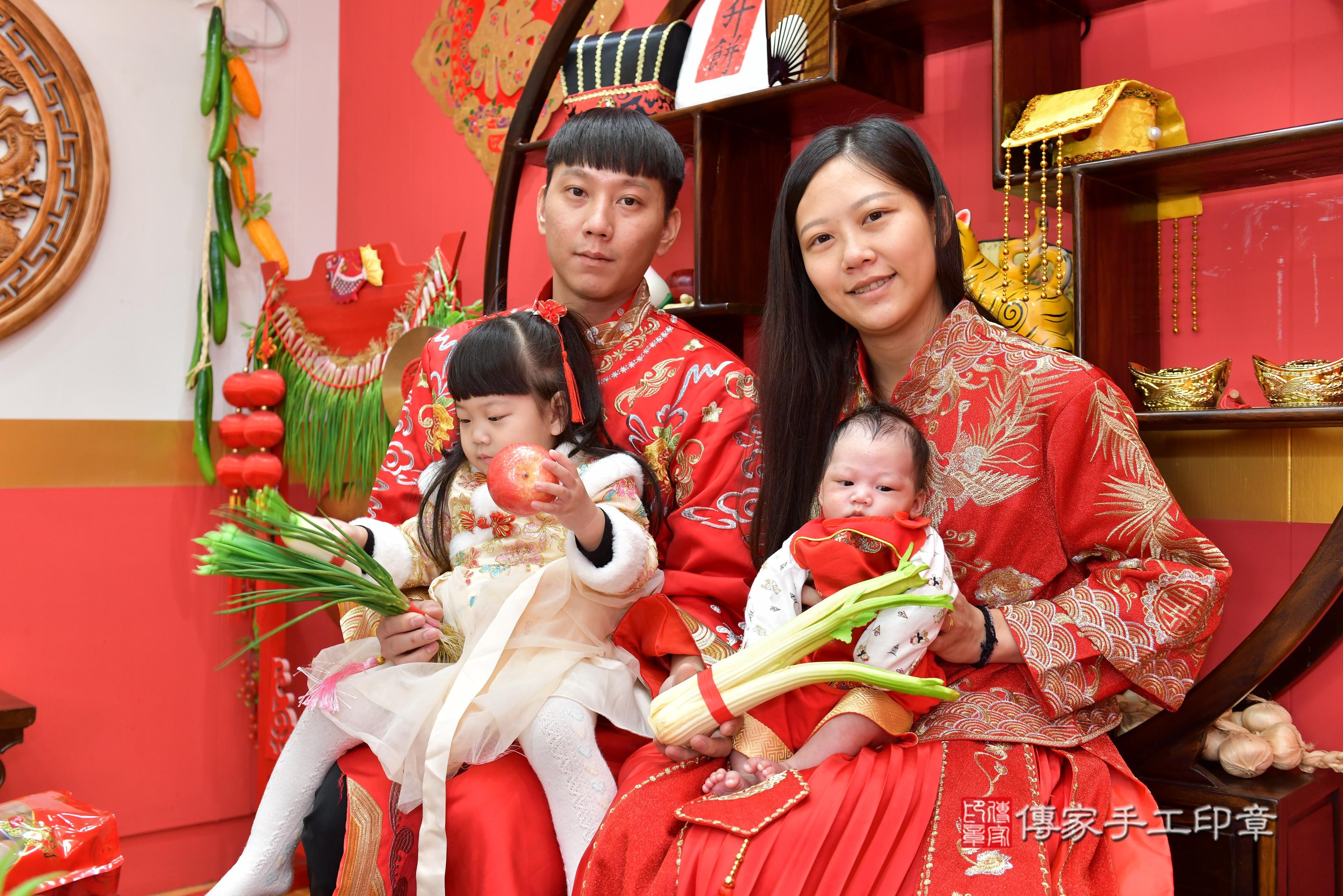 傳家手工印章高雄店、抓周、度脺、美式風會場、傳家嬰兒古禮、吉祥話、抓周道具物品24種、拍照。抓周證書。寶寶抓周、滿周歲、生日快樂、祝福