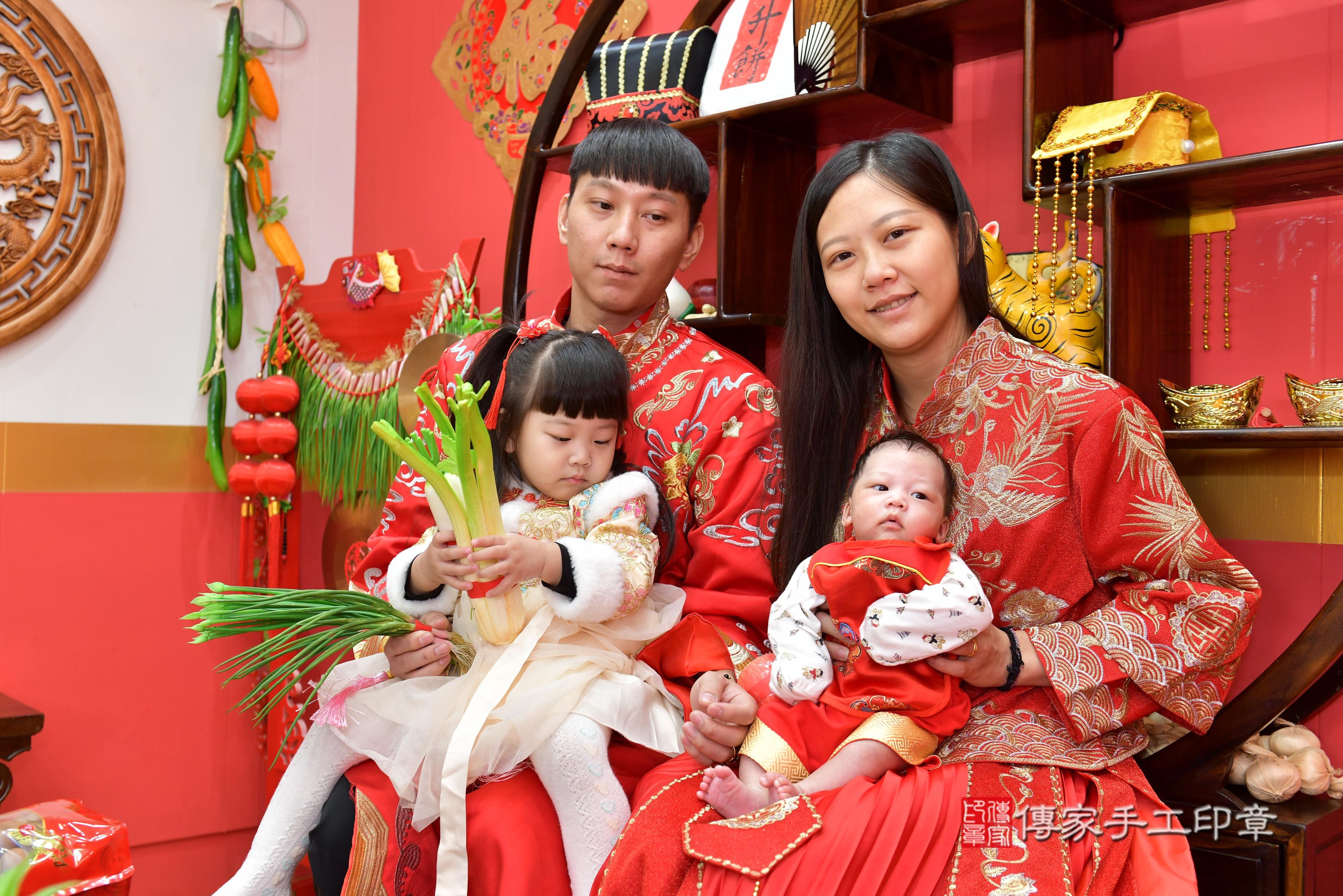 傳家手工印章高雄店、抓周、度脺、美式風會場、傳家嬰兒古禮、吉祥話、抓周道具物品24種、拍照。抓周證書。寶寶抓周、滿周歲、生日快樂、祝福