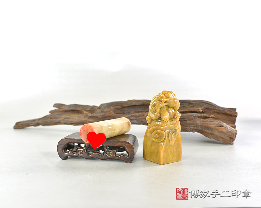 新疆黃玉-雕刻印章-手工細琢精雕,象徵吉祥與興盛-傳家手工印章 桃園店2026.3.30 新疆黃玉-雕刻印章-手工細琢精雕,象徵吉祥與興盛-傳家手工印章 桃園店2026.3.30