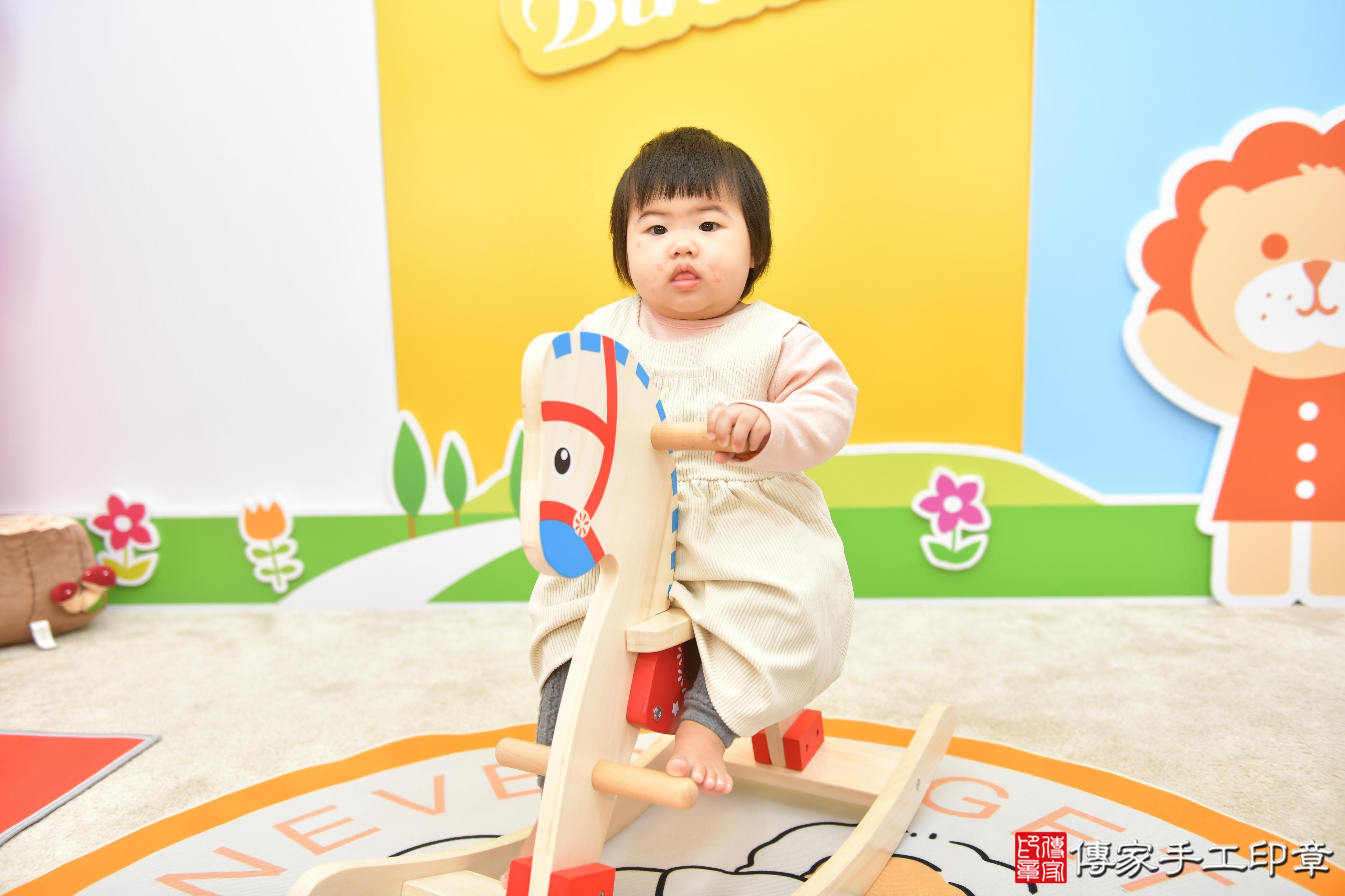 傳家手工印章台中店、抓周、度脺、美式風會場、傳家嬰兒古禮、吉祥話、抓周道具物品24種、拍照。抓周證書。寶寶抓周、滿周歲、生日快樂、祝福 傳家手工印章台中店、抓周、度脺、美式風會場、傳家嬰兒古禮、吉祥話、抓周道具物品24種、拍照。抓周證書。寶寶抓周、滿周歲、生日快樂、祝福