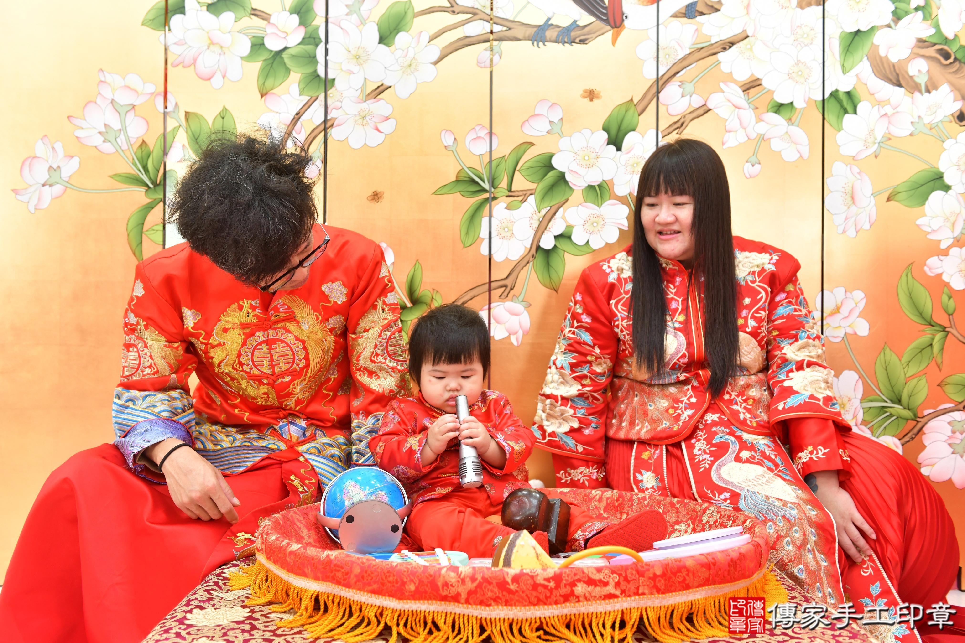 傳家手工印章台中店、抓周、度脺、美式風會場、傳家嬰兒古禮、吉祥話、抓周道具物品24種、拍照。抓周證書。寶寶抓周、滿周歲、生日快樂、祝福 傳家手工印章台中店、抓周、度脺、美式風會場、傳家嬰兒古禮、吉祥話、抓周道具物品24種、拍照。抓周證書。寶寶抓周、滿周歲、生日快樂、祝福