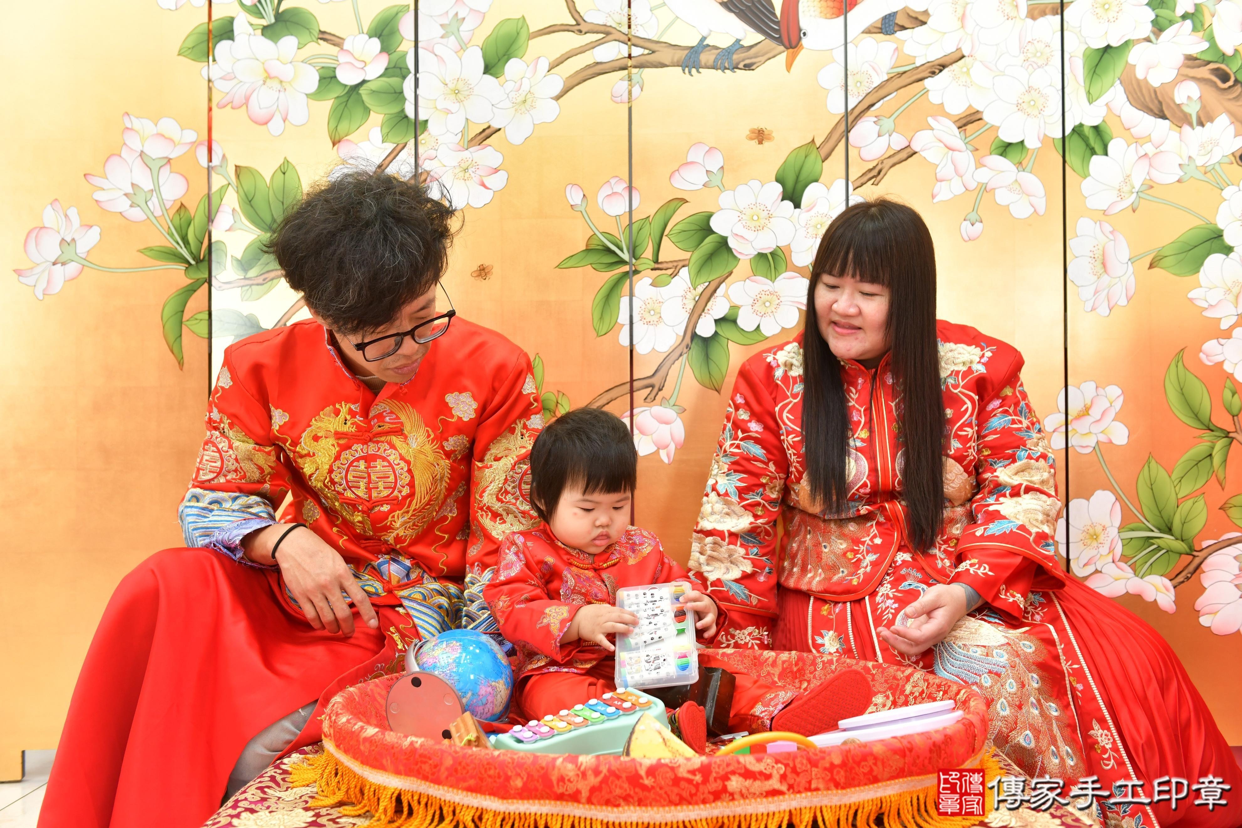 傳家手工印章台中店、抓周、度脺、美式風會場、傳家嬰兒古禮、吉祥話、抓周道具物品24種、拍照。抓周證書。寶寶抓周、滿周歲、生日快樂、祝福 傳家手工印章台中店、抓周、度脺、美式風會場、傳家嬰兒古禮、吉祥話、抓周道具物品24種、拍照。抓周證書。寶寶抓周、滿周歲、生日快樂、祝福