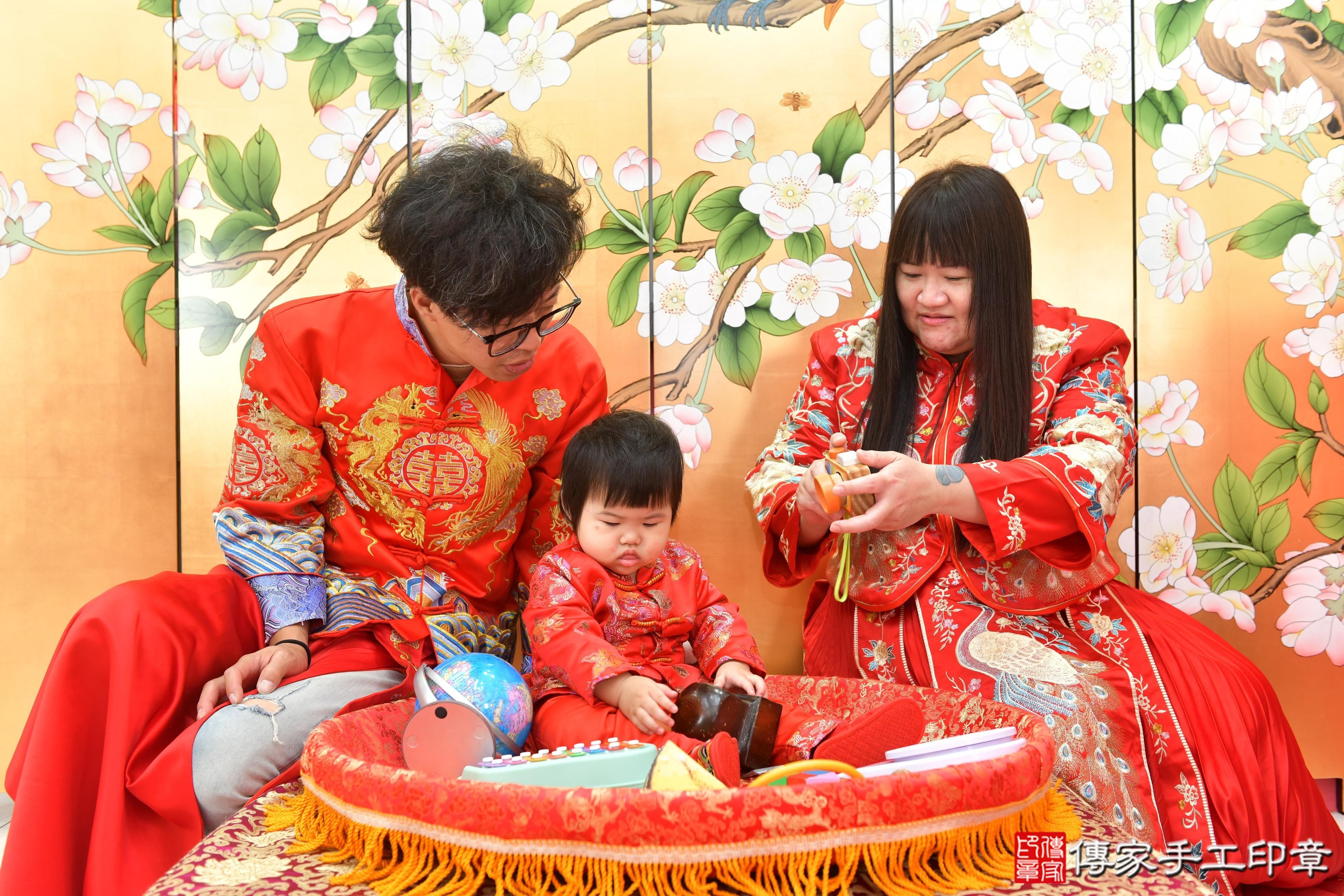 傳家手工印章台中店、抓周、度脺、美式風會場、傳家嬰兒古禮、吉祥話、抓周道具物品24種、拍照。抓周證書。寶寶抓周、滿周歲、生日快樂、祝福 傳家手工印章台中店、抓周、度脺、美式風會場、傳家嬰兒古禮、吉祥話、抓周道具物品24種、拍照。抓周證書。寶寶抓周、滿周歲、生日快樂、祝福