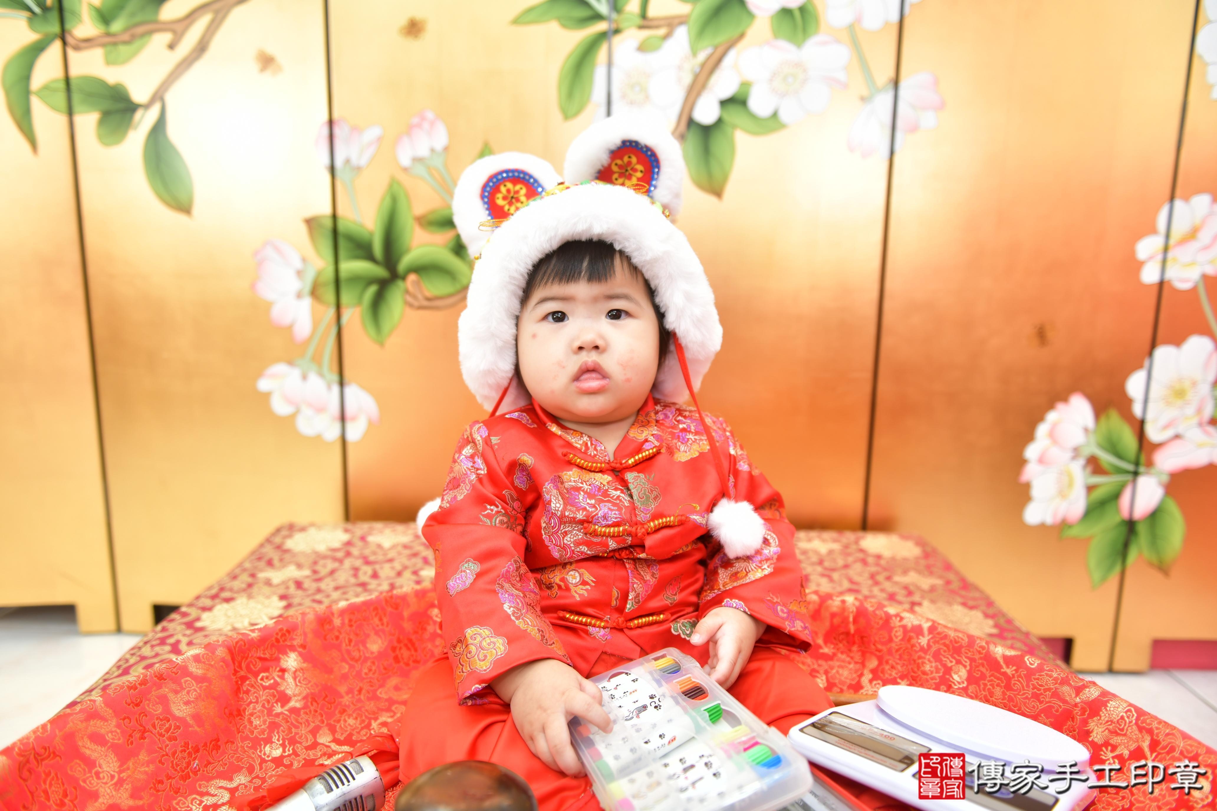 傳家手工印章台中店、抓周、度脺、美式風會場、傳家嬰兒古禮、吉祥話、抓周道具物品24種、拍照。抓周證書。寶寶抓周、滿周歲、生日快樂、祝福 傳家手工印章台中店、抓周、度脺、美式風會場、傳家嬰兒古禮、吉祥話、抓周道具物品24種、拍照。抓周證書。寶寶抓周、滿周歲、生日快樂、祝福