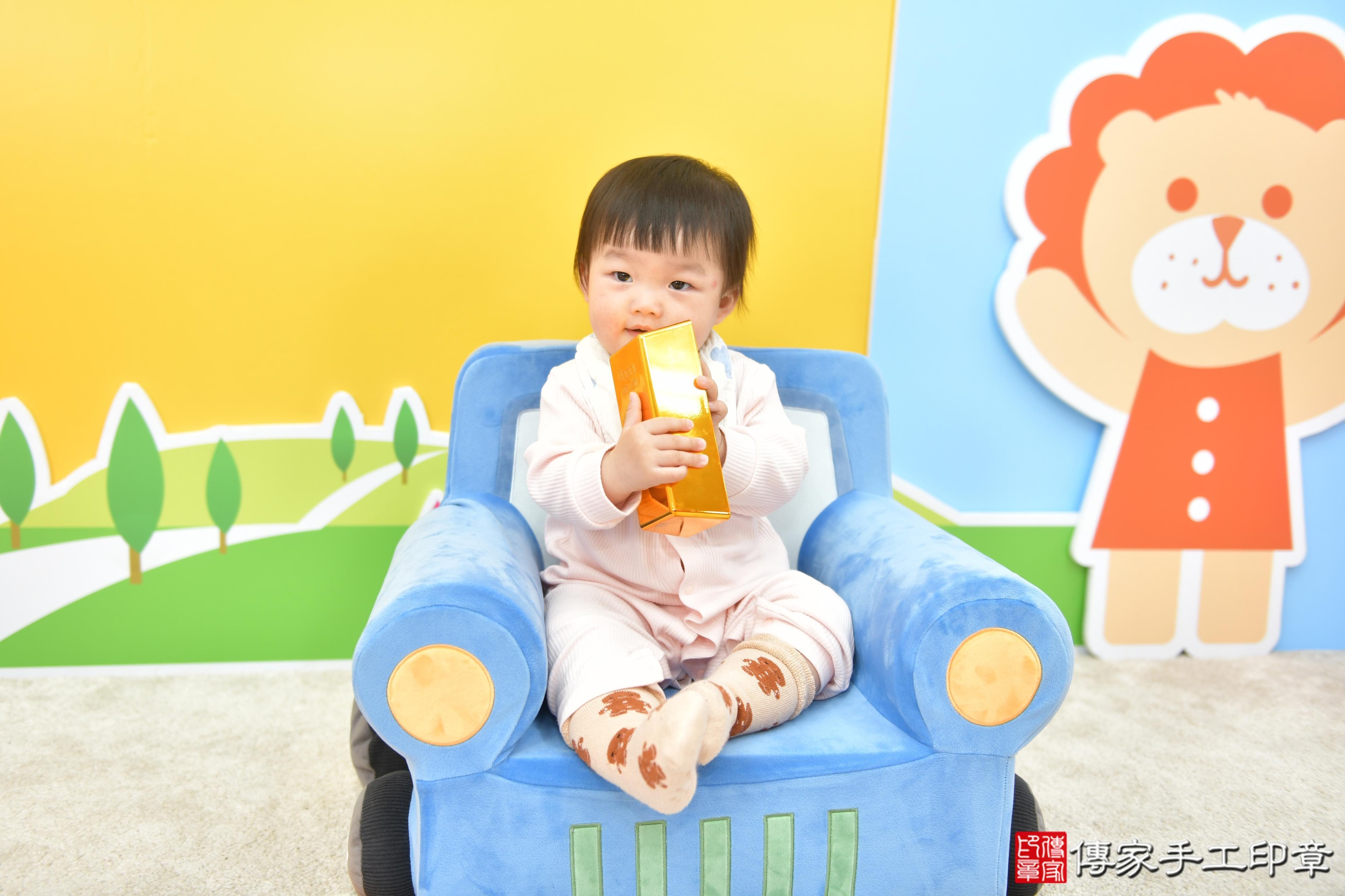 傳家手工印章台中店、抓周、度脺、美式風會場、傳家嬰兒古禮、吉祥話、抓周道具物品24種、拍照。抓周證書。寶寶抓周、滿周歲、生日快樂、祝福 傳家手工印章台中店、抓周、度脺、美式風會場、傳家嬰兒古禮、吉祥話、抓周道具物品24種、拍照。抓周證書。寶寶抓周、滿周歲、生日快樂、祝福