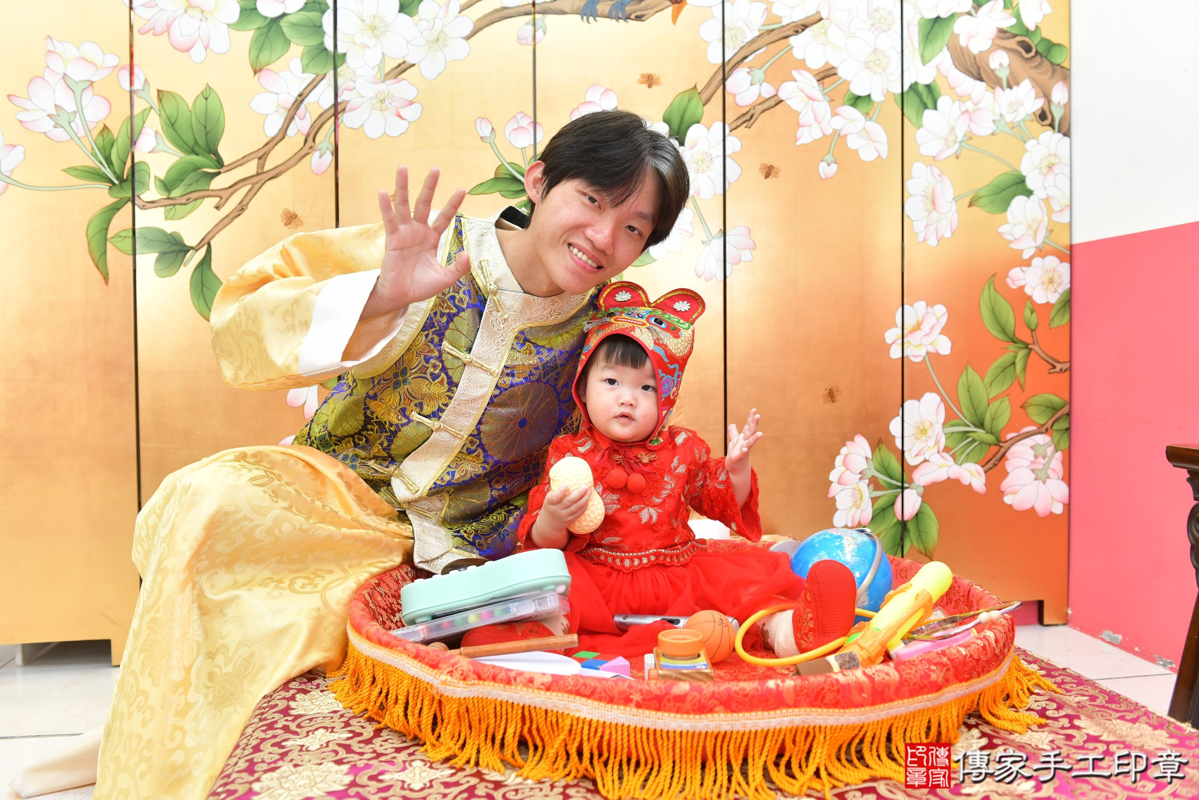 傳家手工印章台中店、抓周、度脺、美式風會場、傳家嬰兒古禮、吉祥話、抓周道具物品24種、拍照。抓周證書。寶寶抓周、滿周歲、生日快樂、祝福 傳家手工印章台中店、抓周、度脺、美式風會場、傳家嬰兒古禮、吉祥話、抓周道具物品24種、拍照。抓周證書。寶寶抓周、滿周歲、生日快樂、祝福