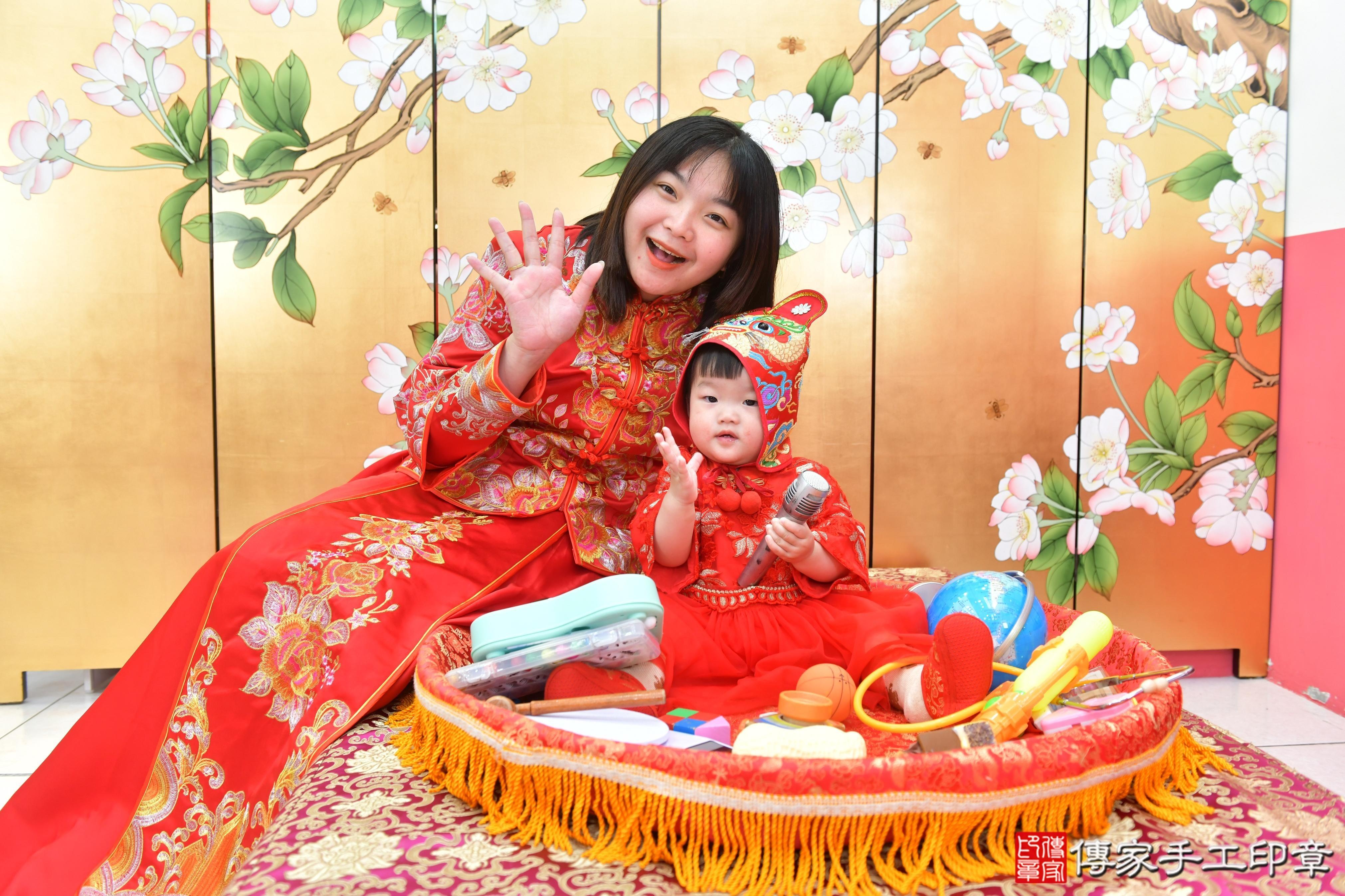 傳家手工印章台中店、抓周、度脺、美式風會場、傳家嬰兒古禮、吉祥話、抓周道具物品24種、拍照。抓周證書。寶寶抓周、滿周歲、生日快樂、祝福 傳家手工印章台中店、抓周、度脺、美式風會場、傳家嬰兒古禮、吉祥話、抓周道具物品24種、拍照。抓周證書。寶寶抓周、滿周歲、生日快樂、祝福