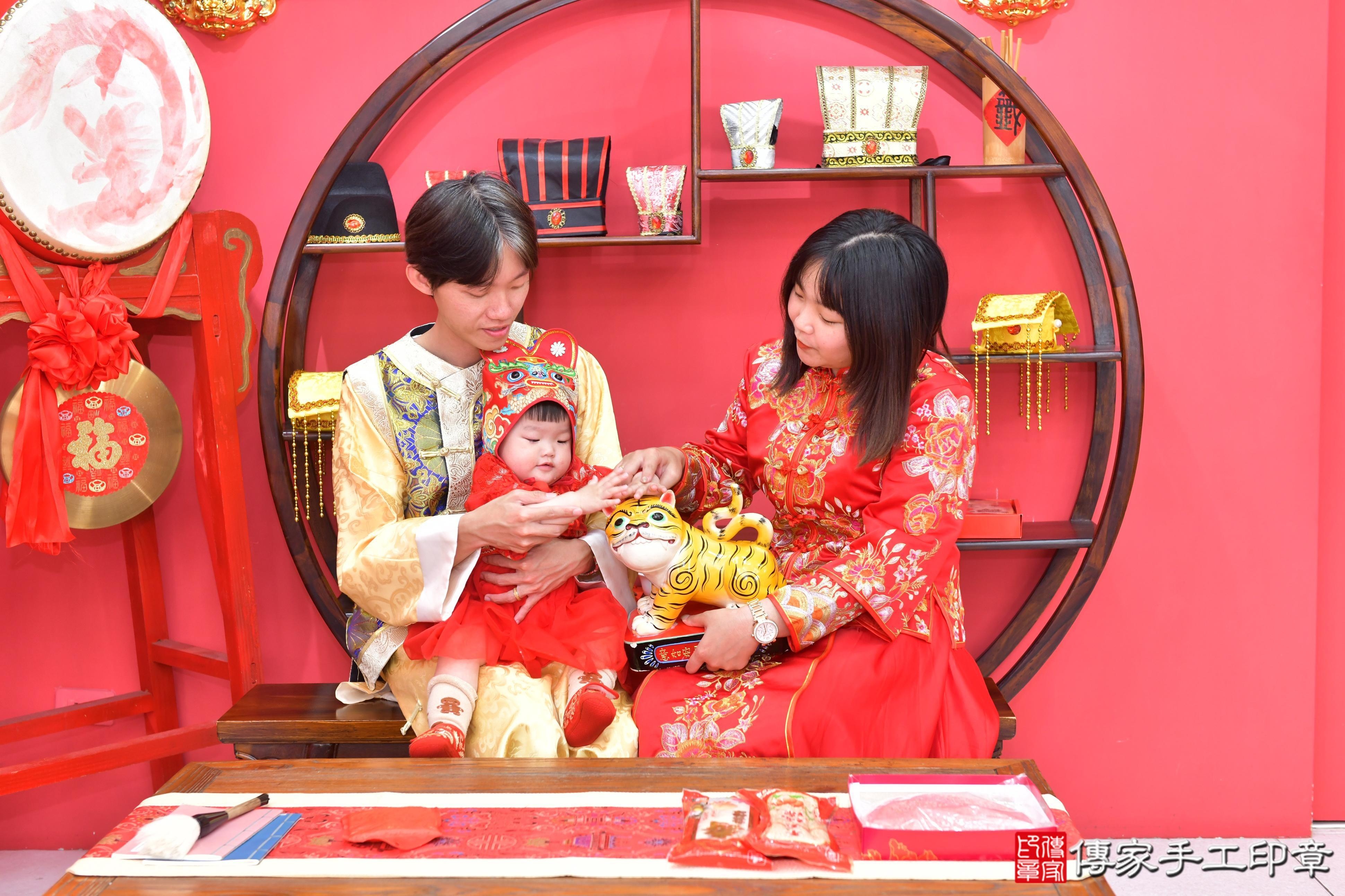 傳家手工印章台中店、抓周、度脺、美式風會場、傳家嬰兒古禮、吉祥話、抓周道具物品24種、拍照。抓周證書。寶寶抓周、滿周歲、生日快樂、祝福 傳家手工印章台中店、抓周、度脺、美式風會場、傳家嬰兒古禮、吉祥話、抓周道具物品24種、拍照。抓周證書。寶寶抓周、滿周歲、生日快樂、祝福