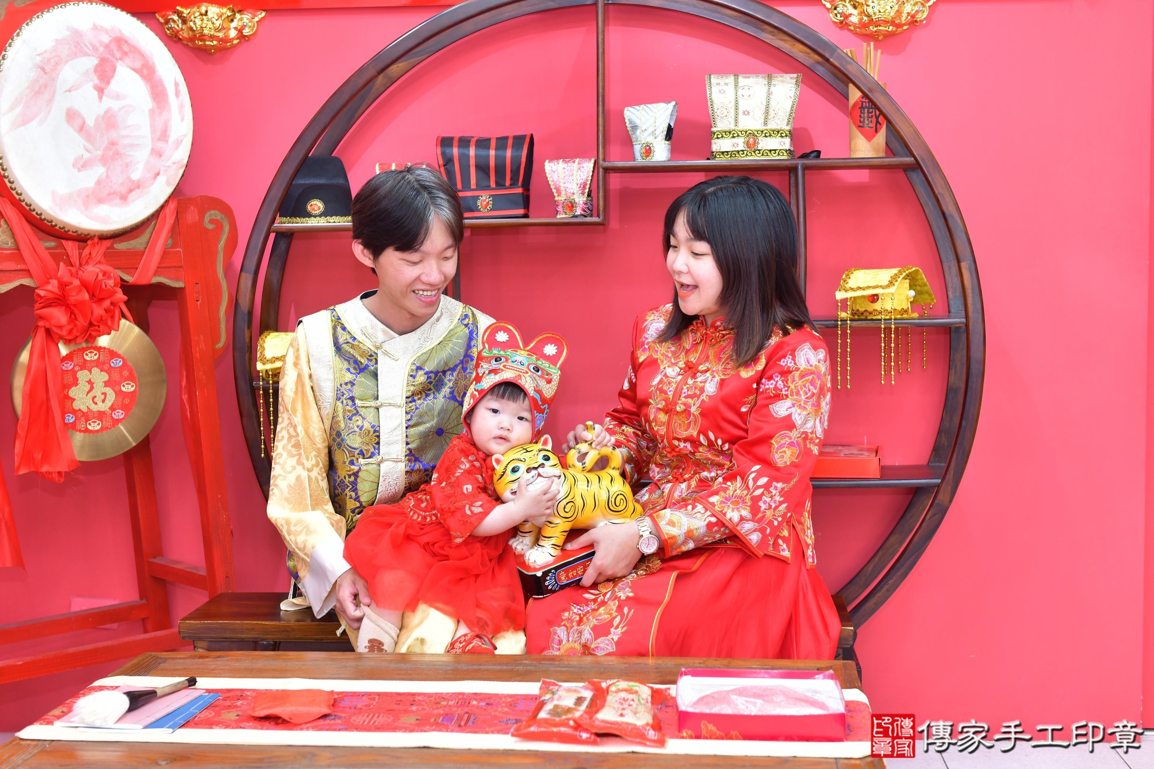 傳家手工印章台中店、抓周、度脺、美式風會場、傳家嬰兒古禮、吉祥話、抓周道具物品24種、拍照。抓周證書。寶寶抓周、滿周歲、生日快樂、祝福 傳家手工印章台中店、抓周、度脺、美式風會場、傳家嬰兒古禮、吉祥話、抓周道具物品24種、拍照。抓周證書。寶寶抓周、滿周歲、生日快樂、祝福