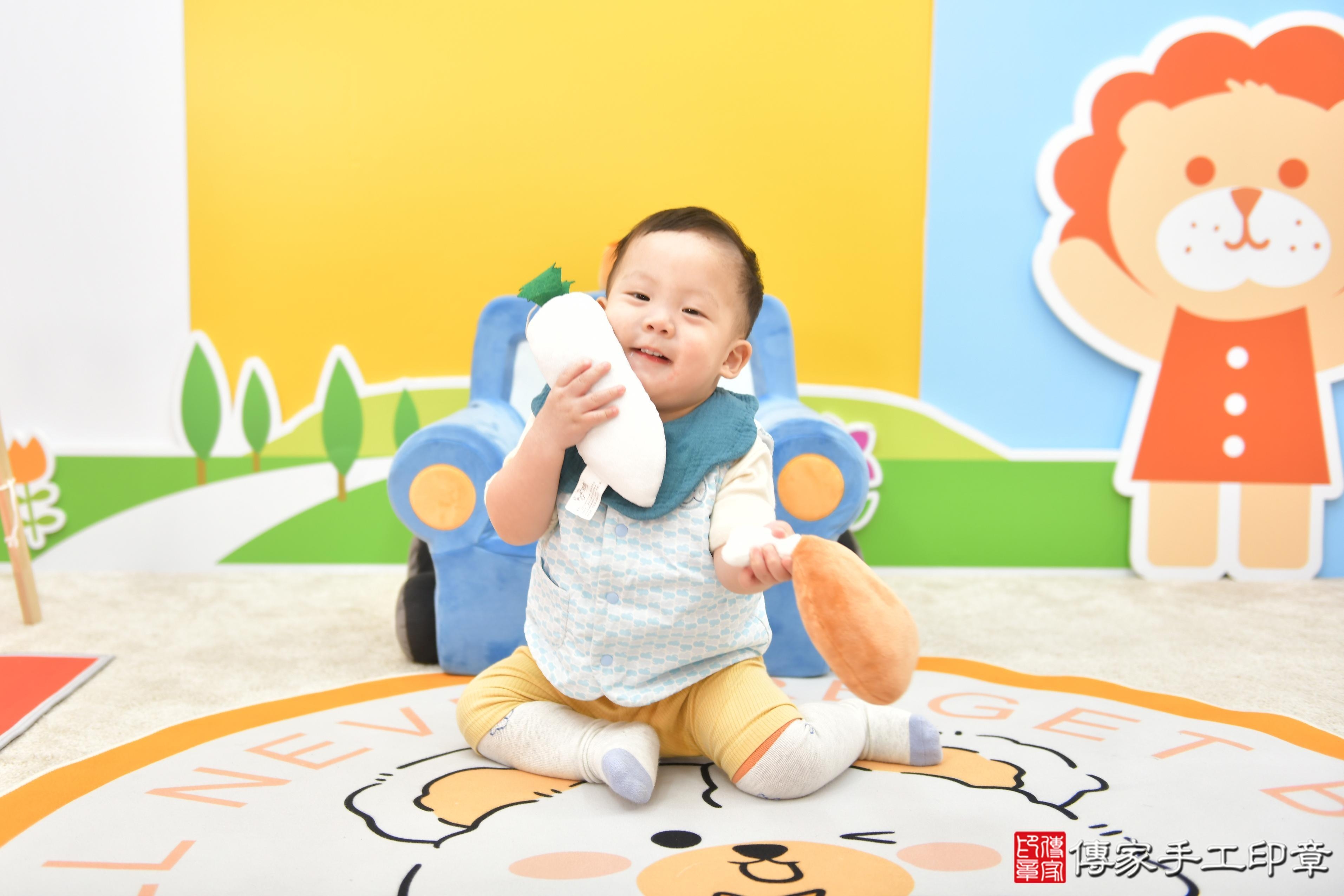 傳家手工印章台中店、抓周、度脺、美式風會場、傳家嬰兒古禮、吉祥話、抓周道具物品24種、拍照。抓周證書。寶寶抓周、滿周歲、生日快樂、祝福