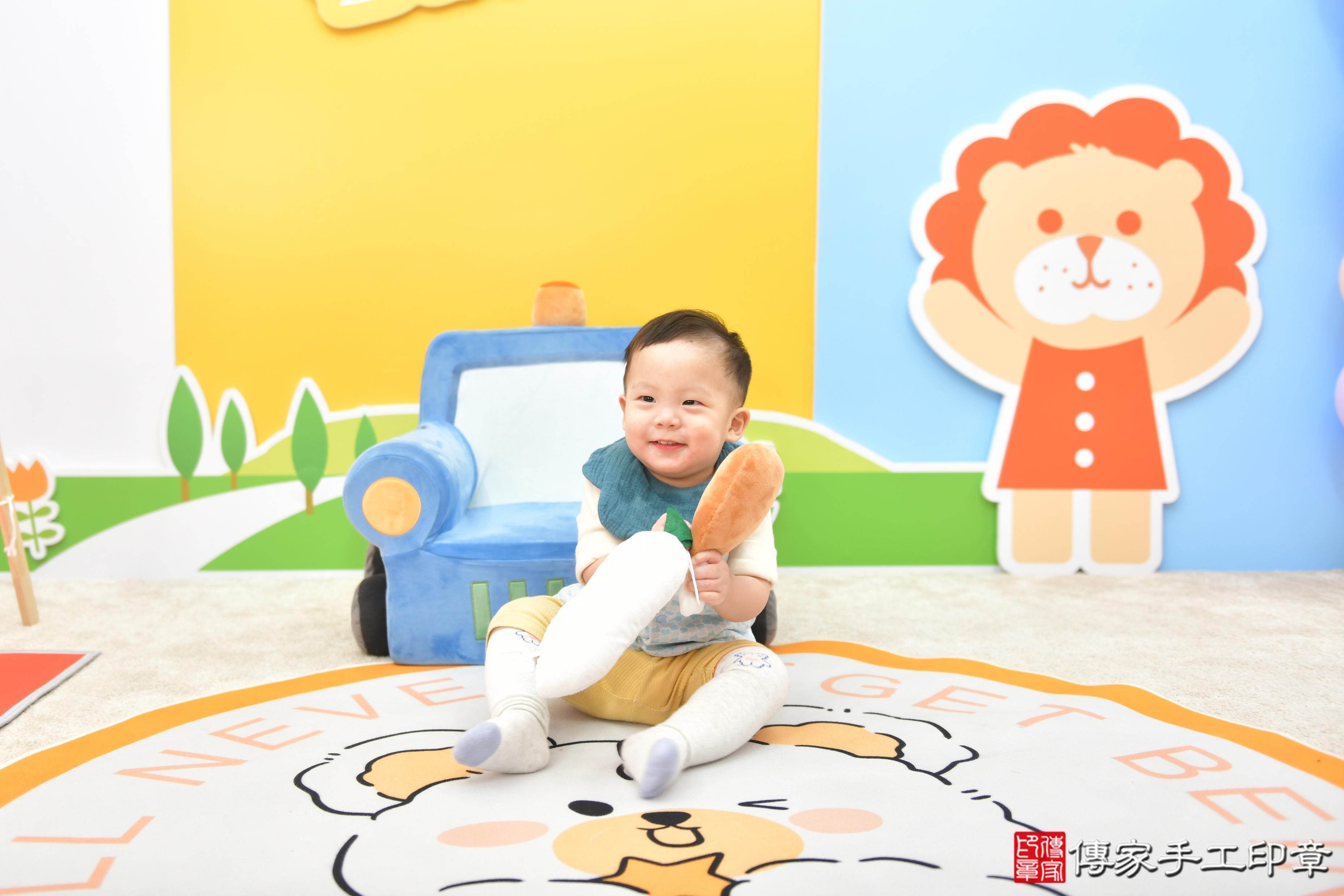 傳家手工印章台中店、抓周、度脺、美式風會場、傳家嬰兒古禮、吉祥話、抓周道具物品24種、拍照。抓周證書。寶寶抓周、滿周歲、生日快樂、祝福