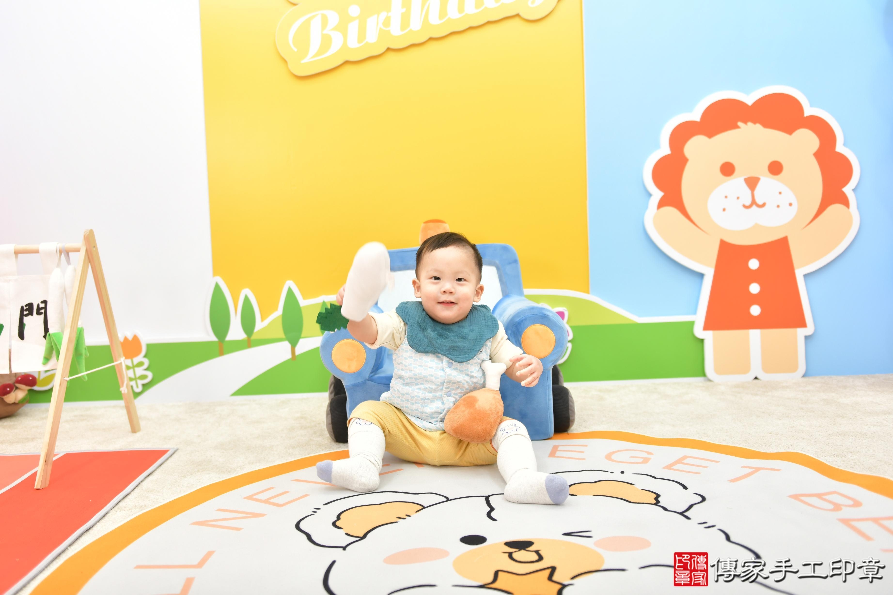 傳家手工印章台中店、抓周、度脺、美式風會場、傳家嬰兒古禮、吉祥話、抓周道具物品24種、拍照。抓周證書。寶寶抓周、滿周歲、生日快樂、祝福