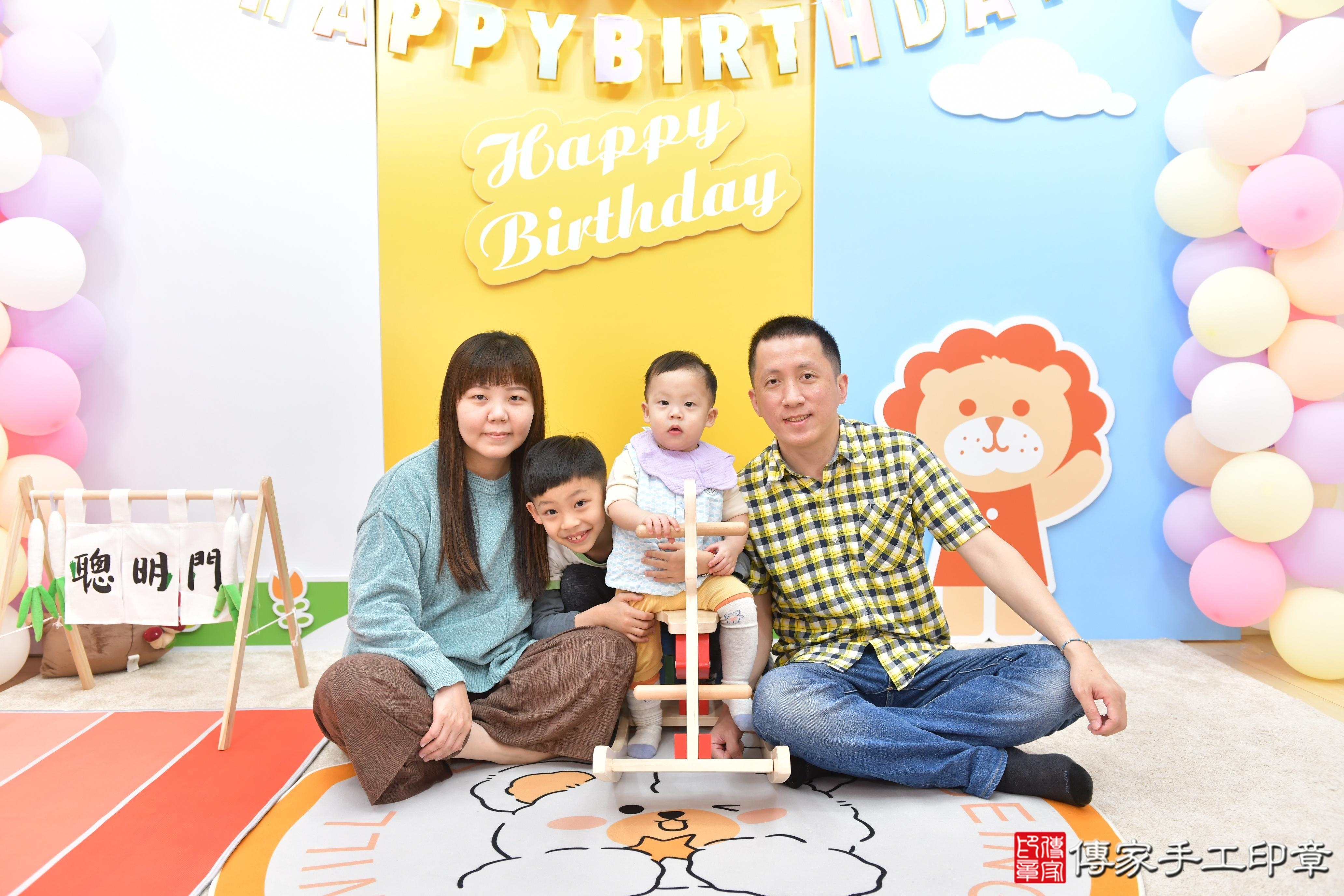 傳家手工印章台中店、抓周、度脺、美式風會場、傳家嬰兒古禮、吉祥話、抓周道具物品24種、拍照。抓周證書。寶寶抓周、滿周歲、生日快樂、祝福