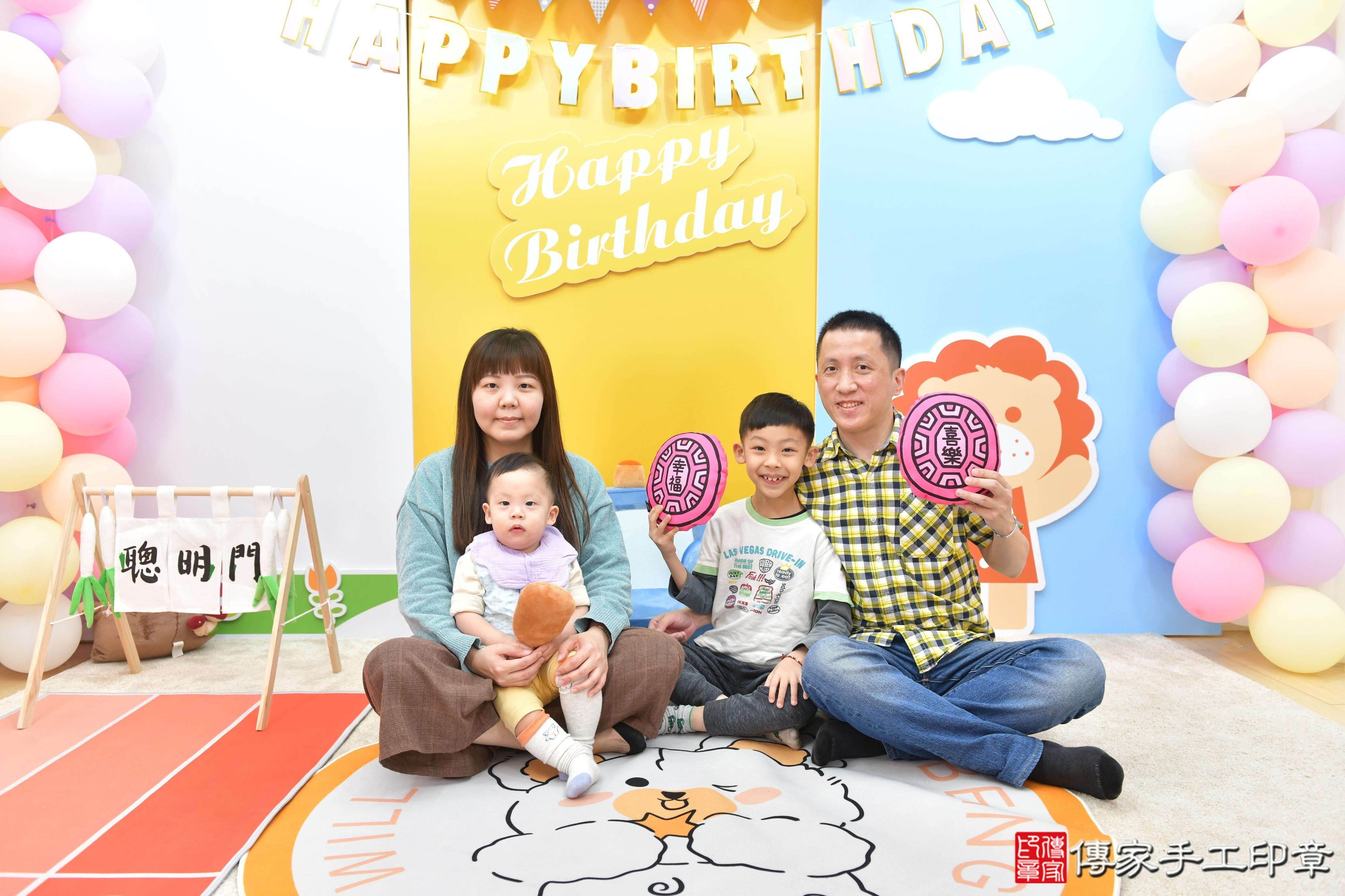 傳家手工印章台中店、抓周、度脺、美式風會場、傳家嬰兒古禮、吉祥話、抓周道具物品24種、拍照。抓周證書。寶寶抓周、滿周歲、生日快樂、祝福
