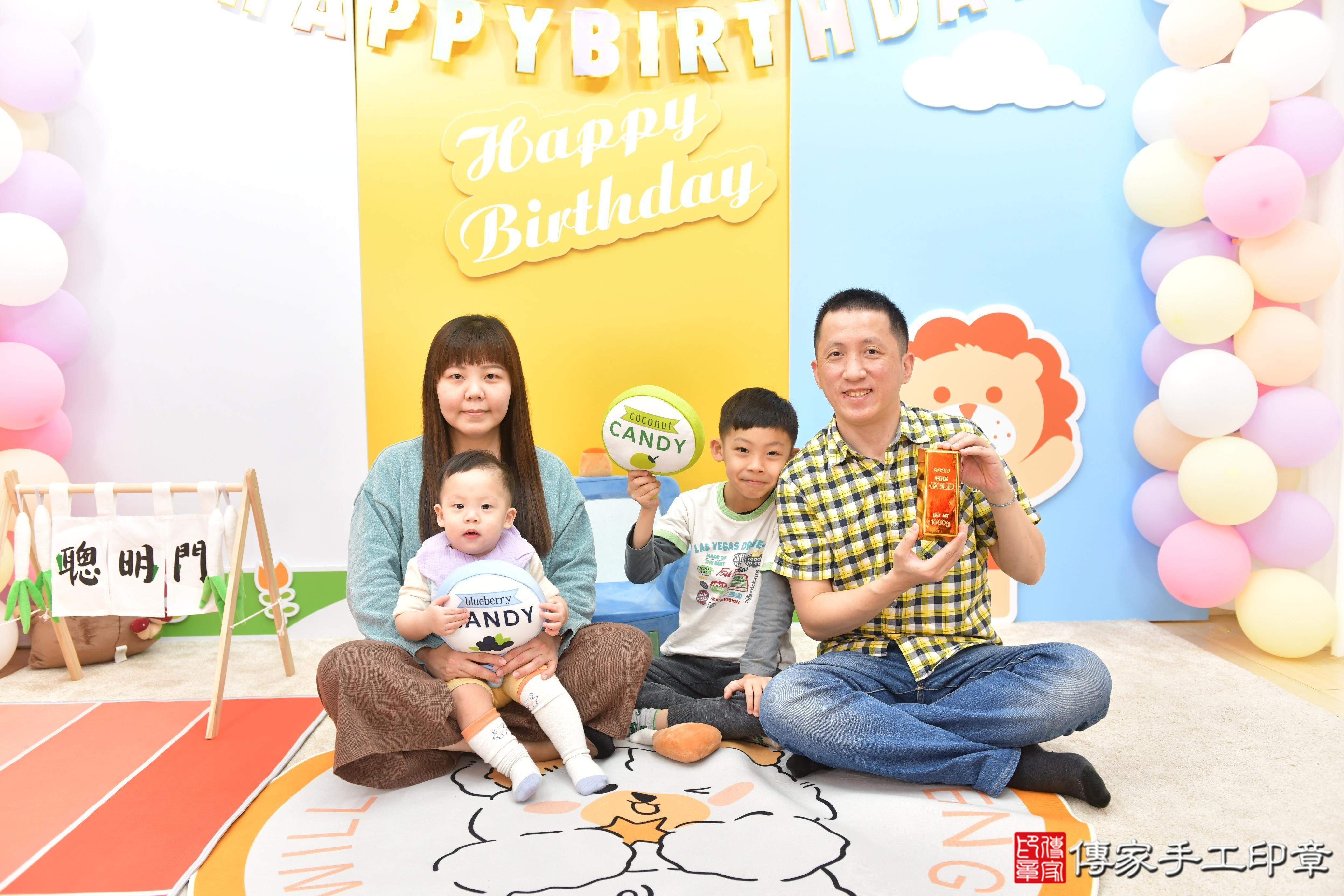 傳家手工印章台中店、抓周、度脺、美式風會場、傳家嬰兒古禮、吉祥話、抓周道具物品24種、拍照。抓周證書。寶寶抓周、滿周歲、生日快樂、祝福