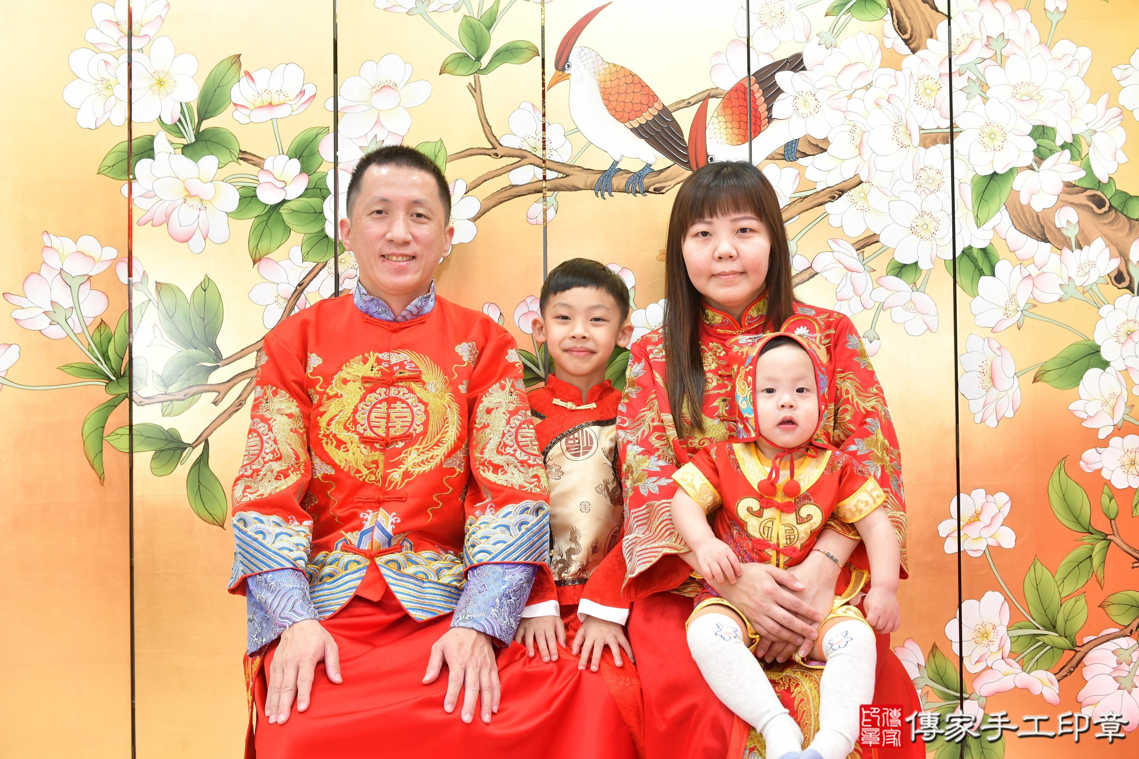 傳家手工印章台中店、抓周、度脺、美式風會場、傳家嬰兒古禮、吉祥話、抓周道具物品24種、拍照。抓周證書。寶寶抓周、滿周歲、生日快樂、祝福