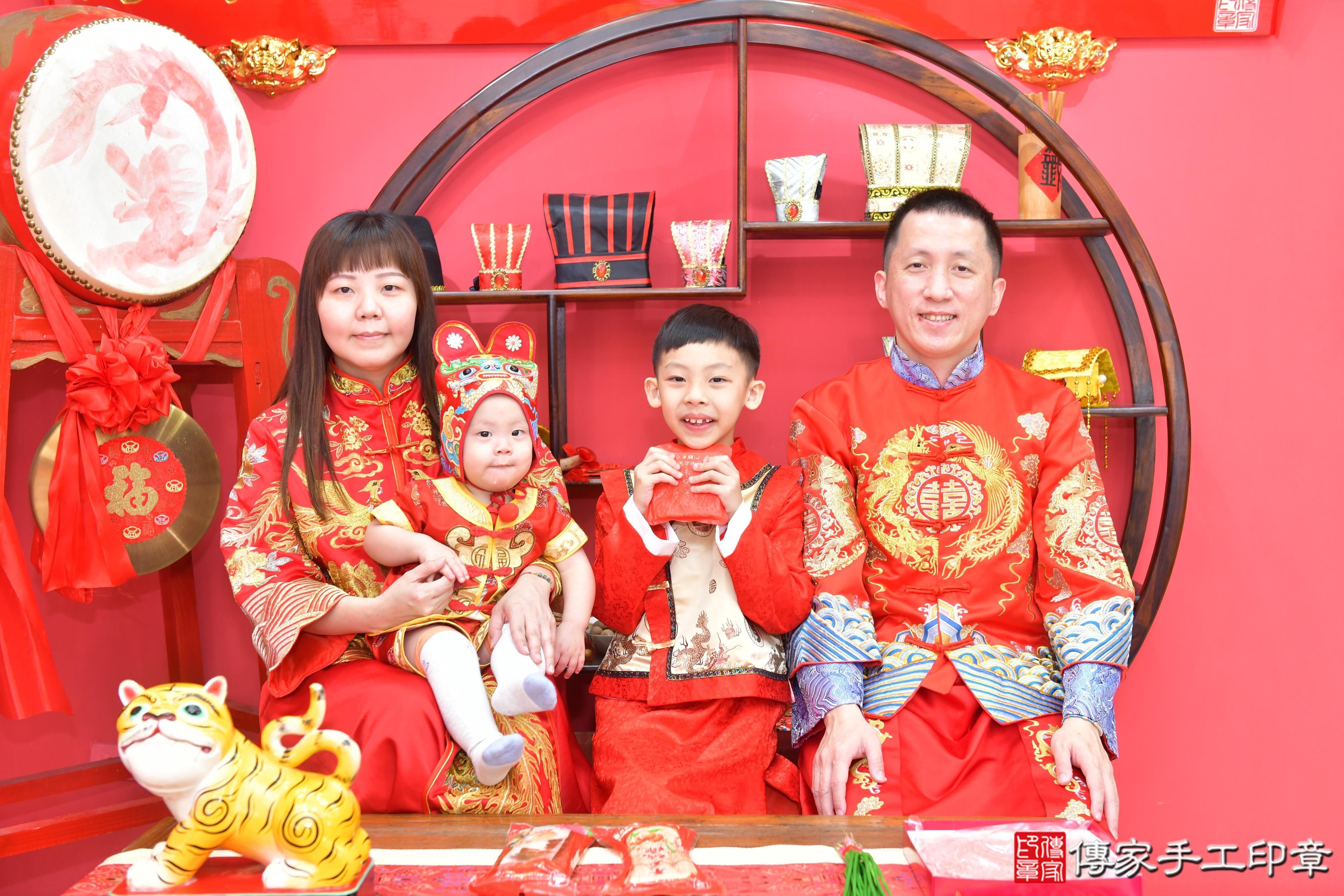 傳家手工印章台中店、抓周、度脺、美式風會場、傳家嬰兒古禮、吉祥話、抓周道具物品24種、拍照。抓周證書。寶寶抓周、滿周歲、生日快樂、祝福