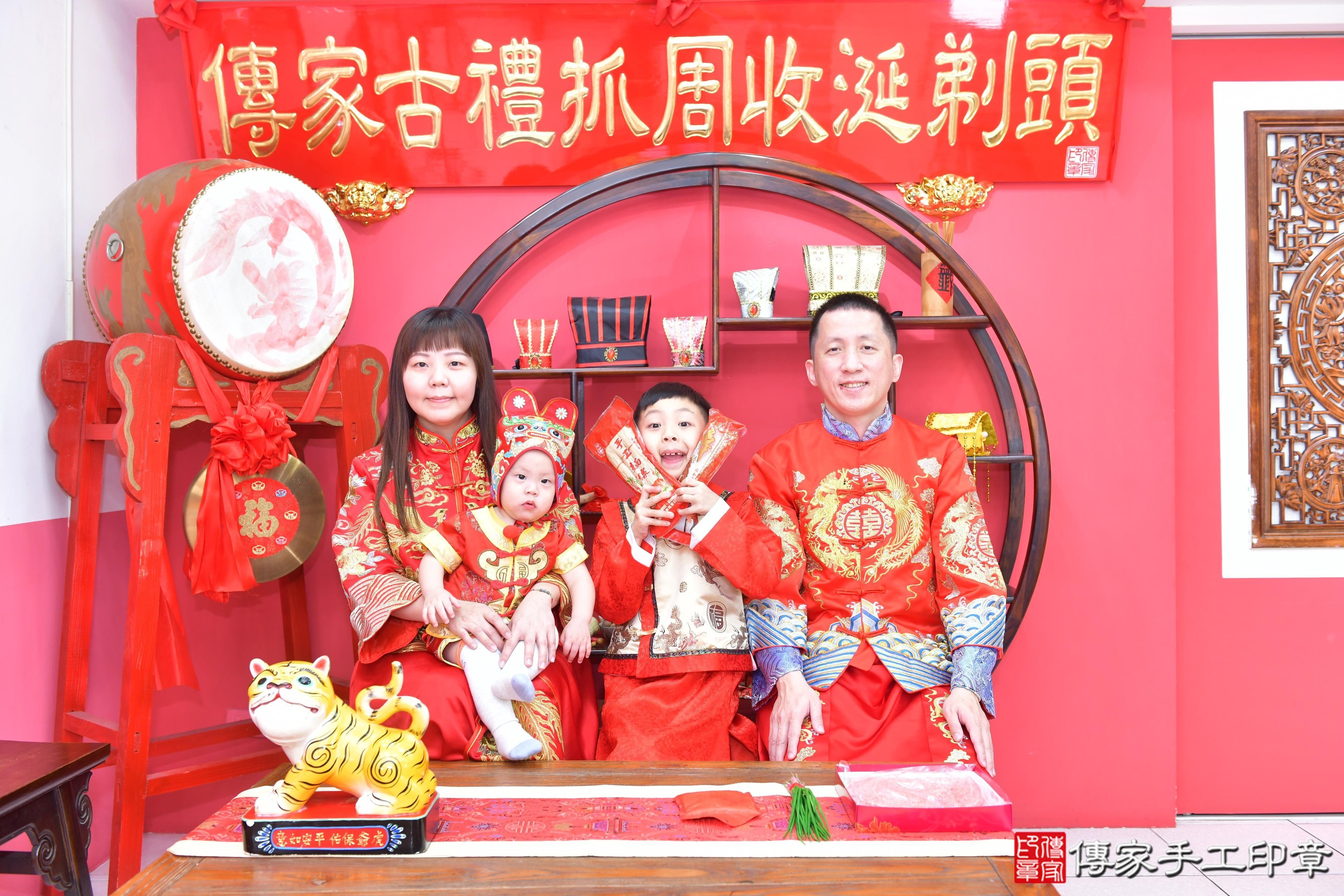 傳家手工印章台中店、抓周、度脺、美式風會場、傳家嬰兒古禮、吉祥話、抓周道具物品24種、拍照。抓周證書。寶寶抓周、滿周歲、生日快樂、祝福