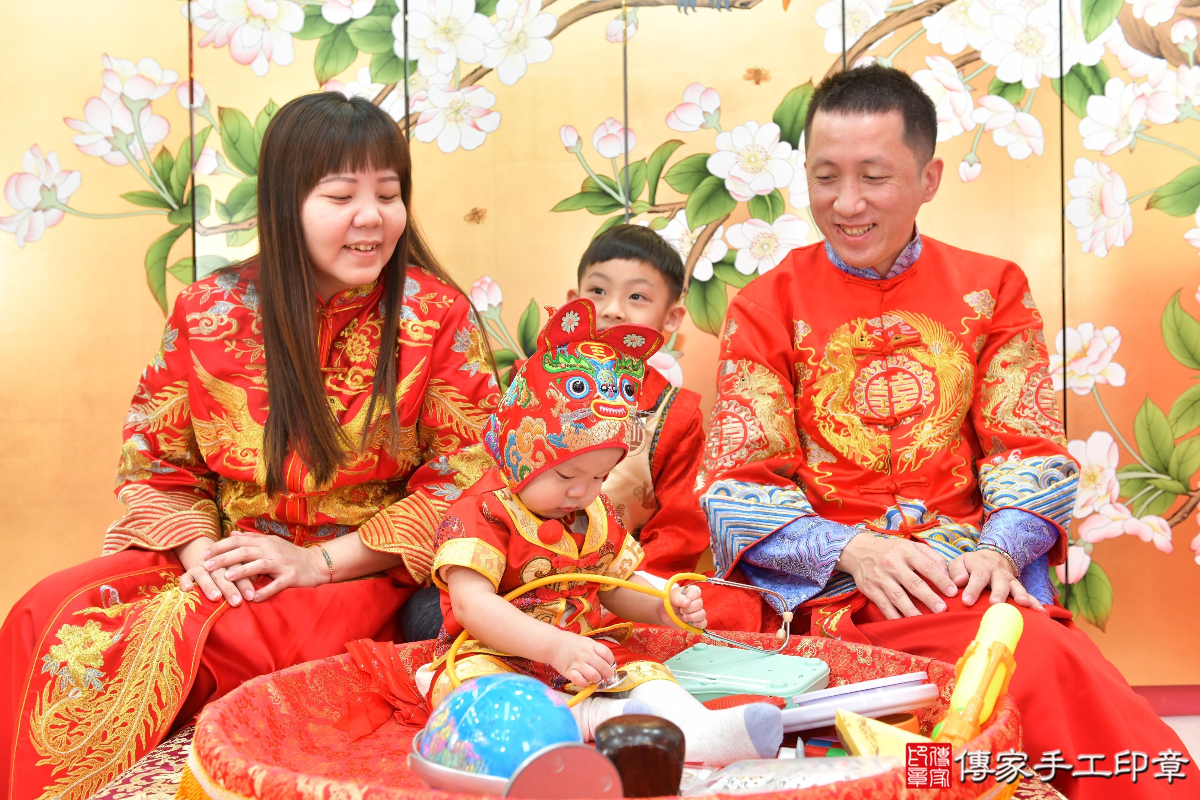 傳家手工印章台中店、抓周、度脺、美式風會場、傳家嬰兒古禮、吉祥話、抓周道具物品24種、拍照。抓周證書。寶寶抓周、滿周歲、生日快樂、祝福