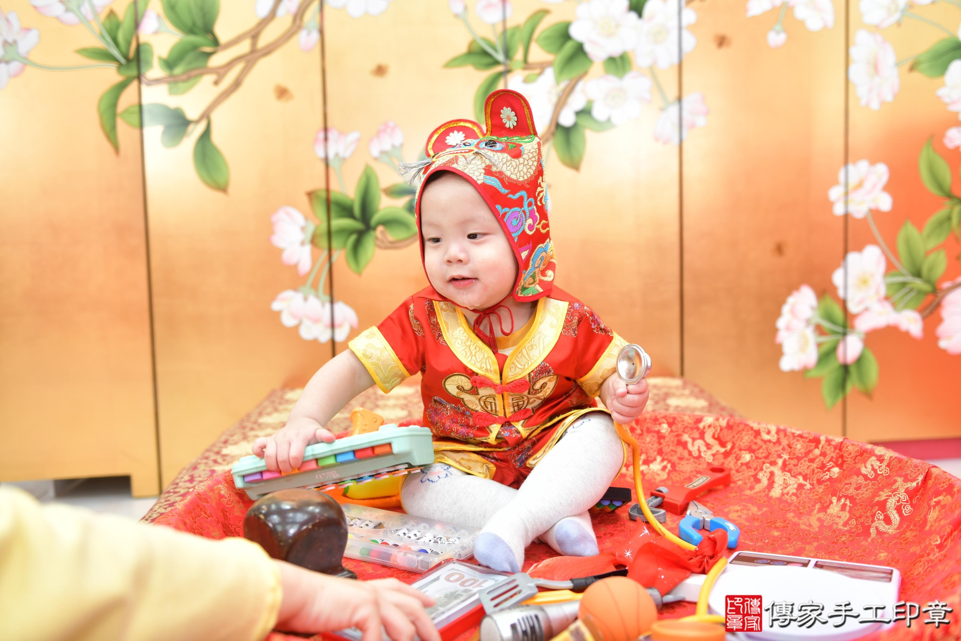 傳家手工印章台中店、抓周、度脺、美式風會場、傳家嬰兒古禮、吉祥話、抓周道具物品24種、拍照。抓周證書。寶寶抓周、滿周歲、生日快樂、祝福