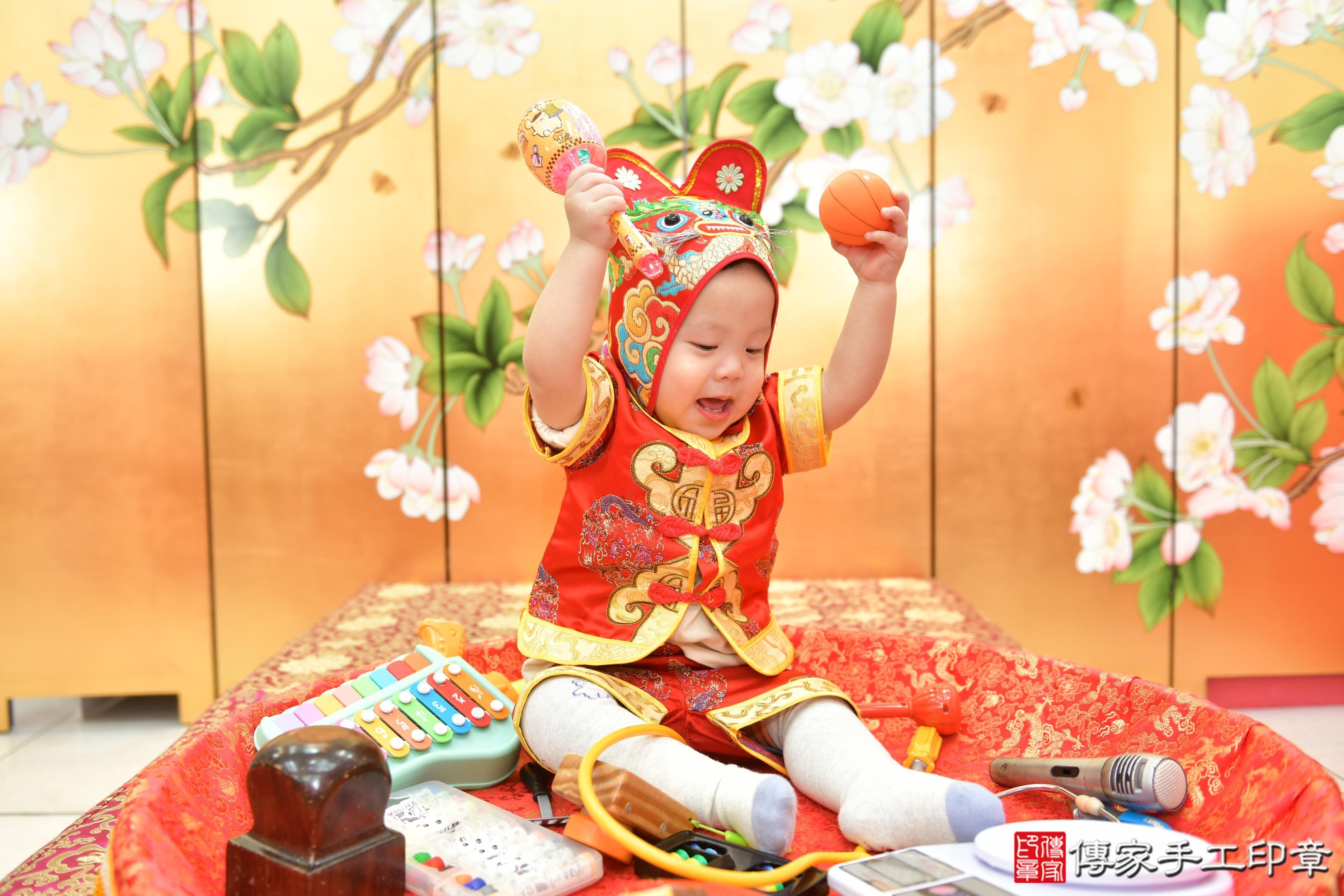 傳家手工印章台中店、抓周、度脺、美式風會場、傳家嬰兒古禮、吉祥話、抓周道具物品24種、拍照。抓周證書。寶寶抓周、滿周歲、生日快樂、祝福