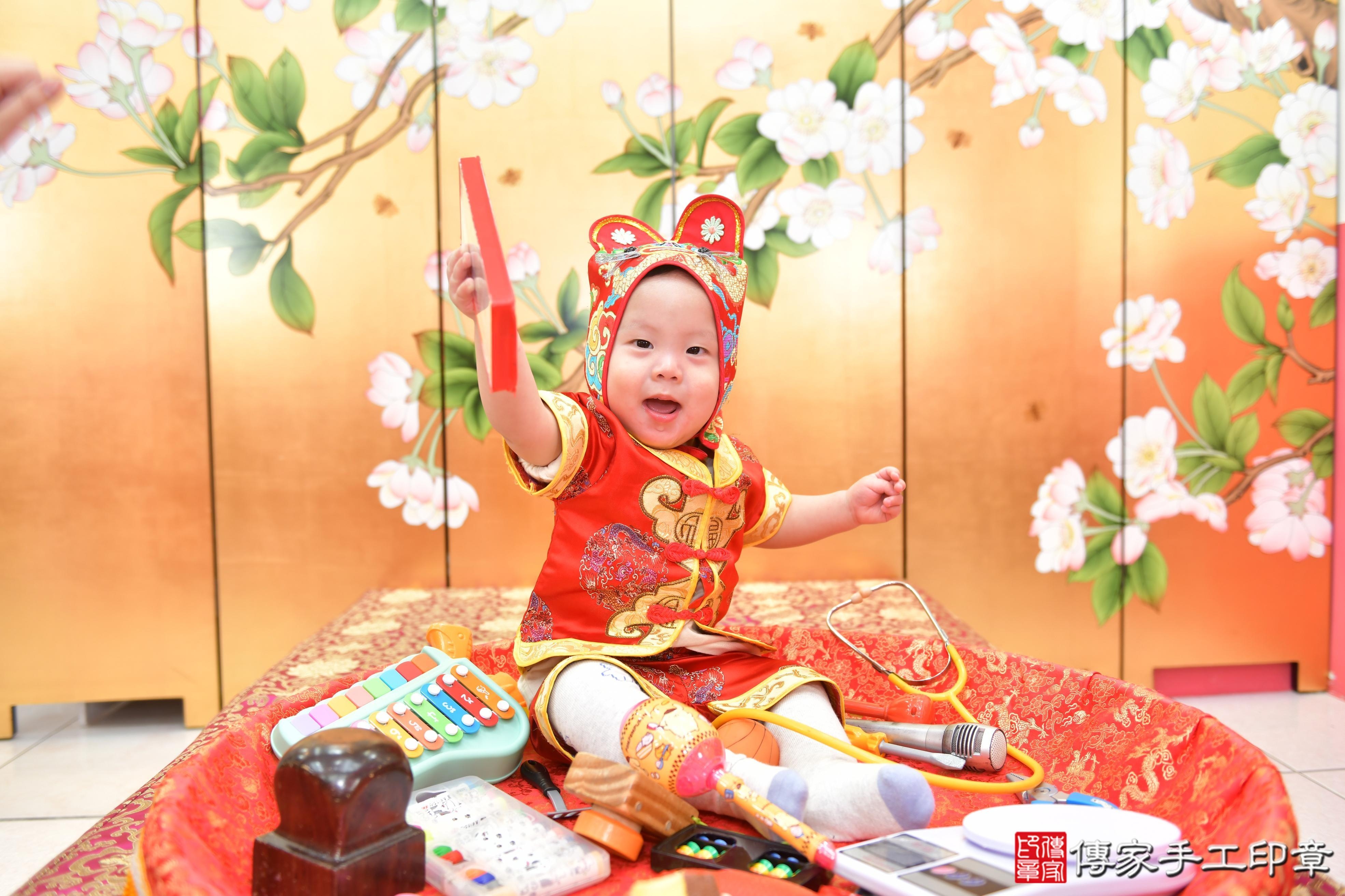 傳家手工印章台中店、抓周、度脺、美式風會場、傳家嬰兒古禮、吉祥話、抓周道具物品24種、拍照。抓周證書。寶寶抓周、滿周歲、生日快樂、祝福