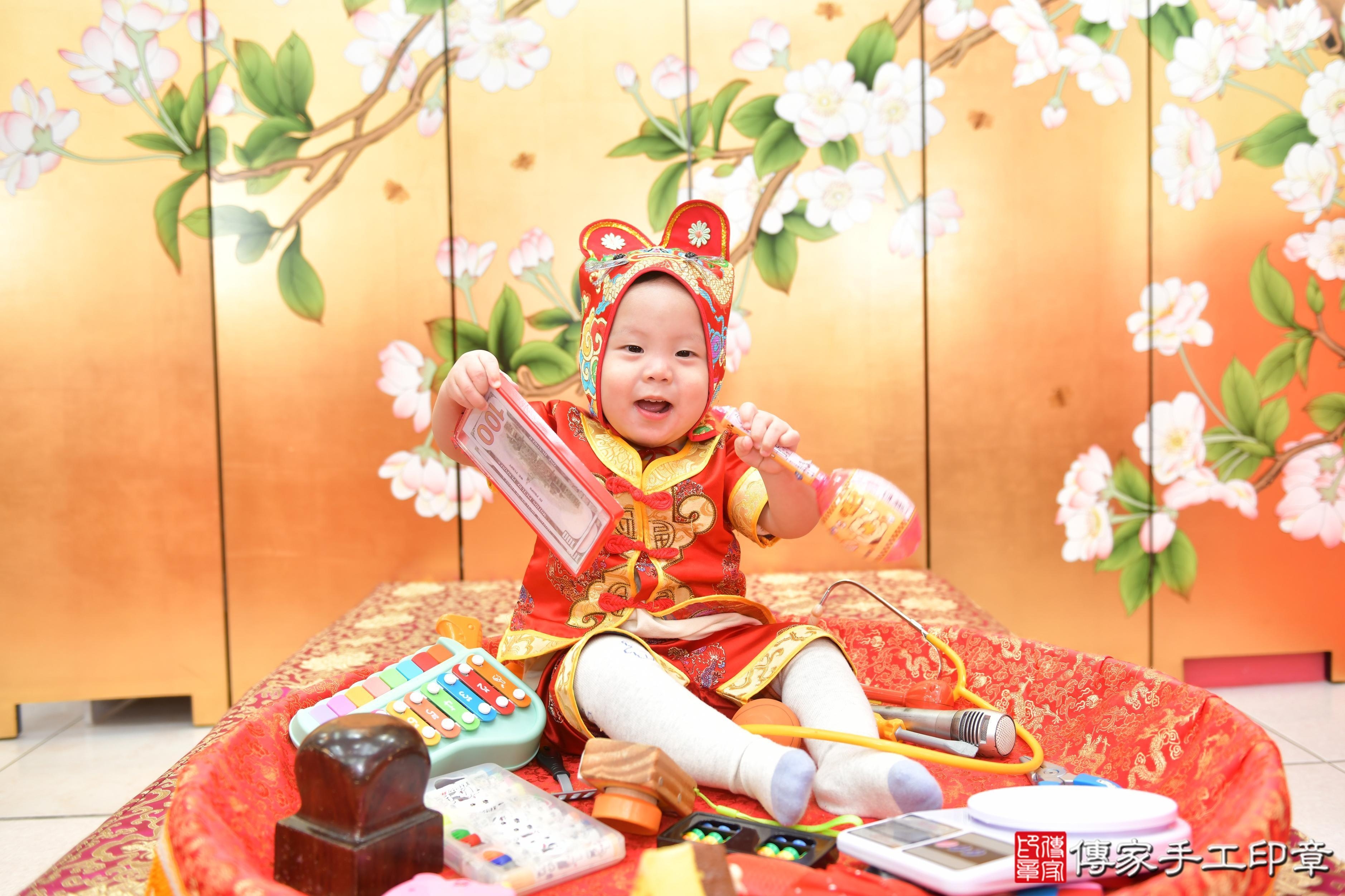 傳家手工印章台中店、抓周、度脺、美式風會場、傳家嬰兒古禮、吉祥話、抓周道具物品24種、拍照。抓周證書。寶寶抓周、滿周歲、生日快樂、祝福