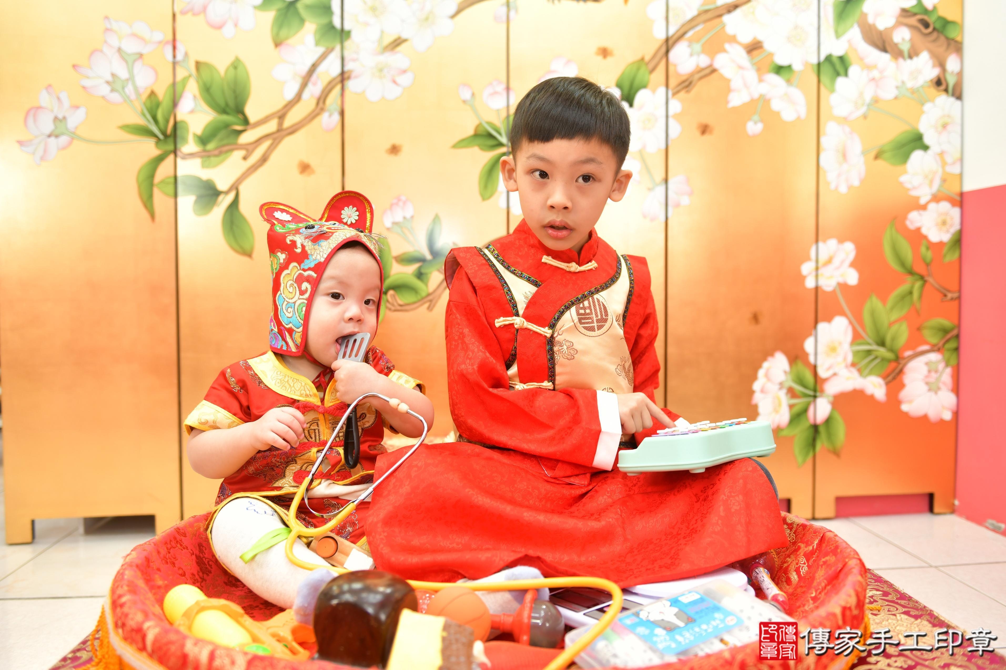 傳家手工印章台中店、抓周、度脺、美式風會場、傳家嬰兒古禮、吉祥話、抓周道具物品24種、拍照。抓周證書。寶寶抓周、滿周歲、生日快樂、祝福