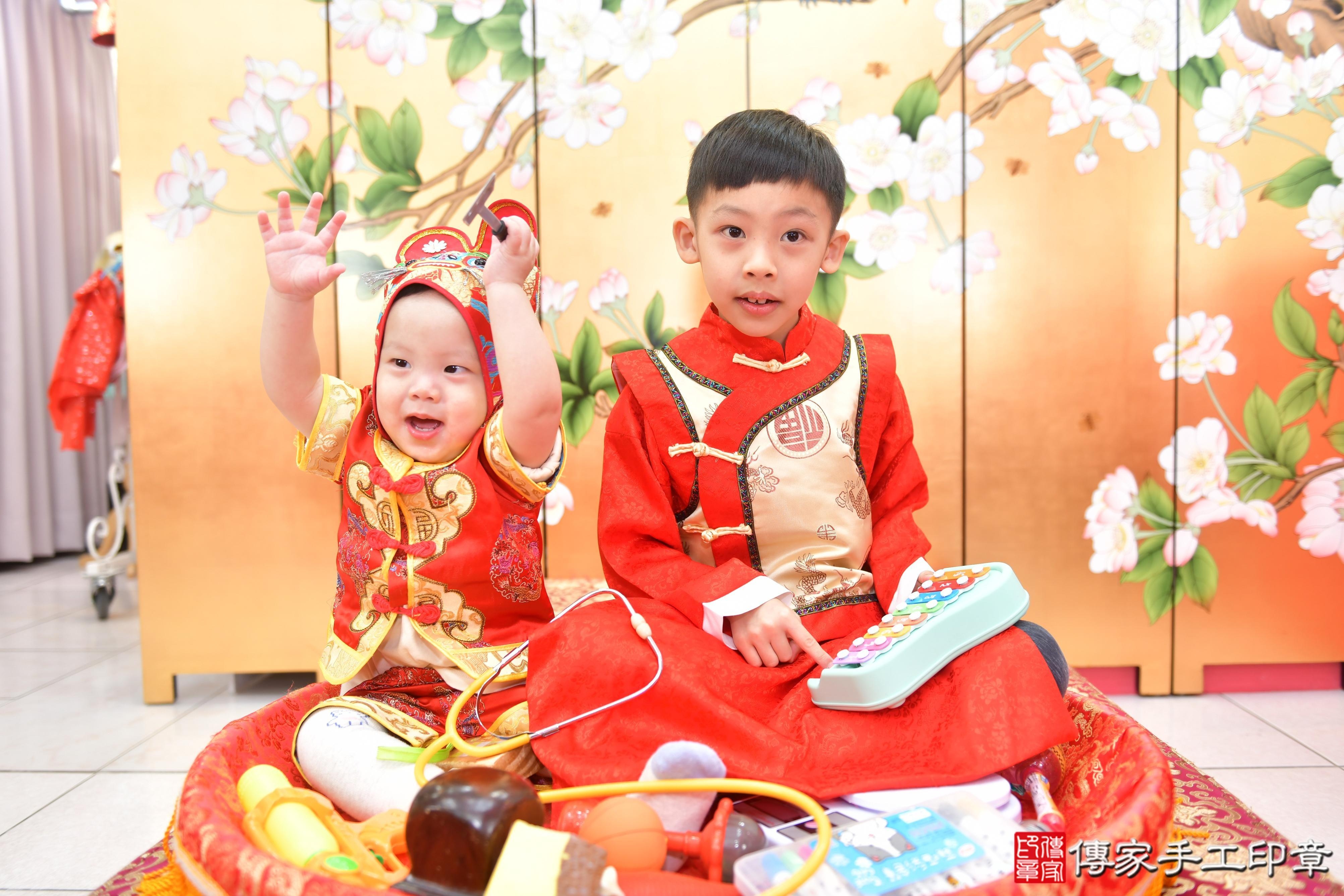 傳家手工印章台中店、抓周、度脺、美式風會場、傳家嬰兒古禮、吉祥話、抓周道具物品24種、拍照。抓周證書。寶寶抓周、滿周歲、生日快樂、祝福