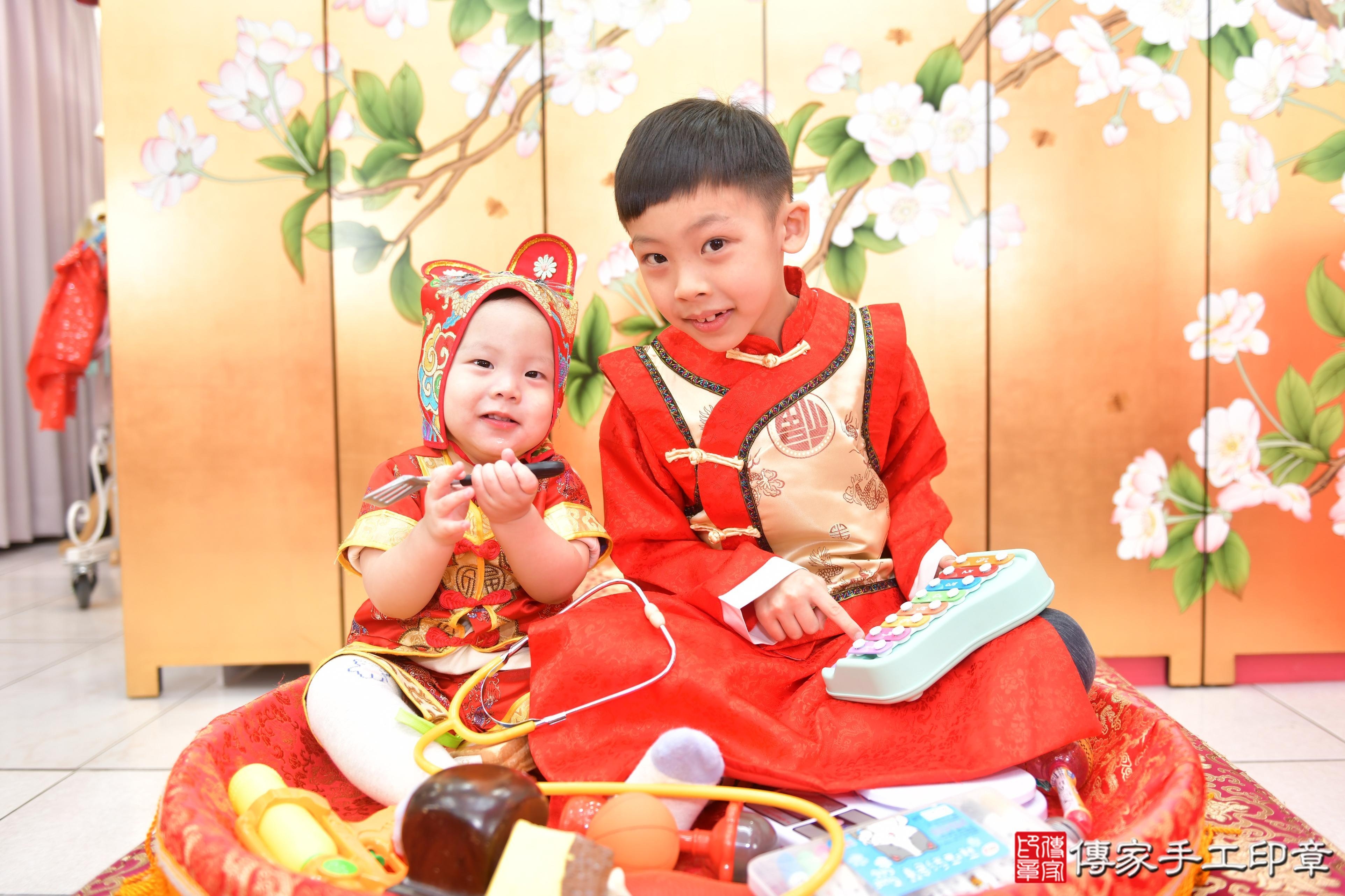 傳家手工印章台中店、抓周、度脺、美式風會場、傳家嬰兒古禮、吉祥話、抓周道具物品24種、拍照。抓周證書。寶寶抓周、滿周歲、生日快樂、祝福