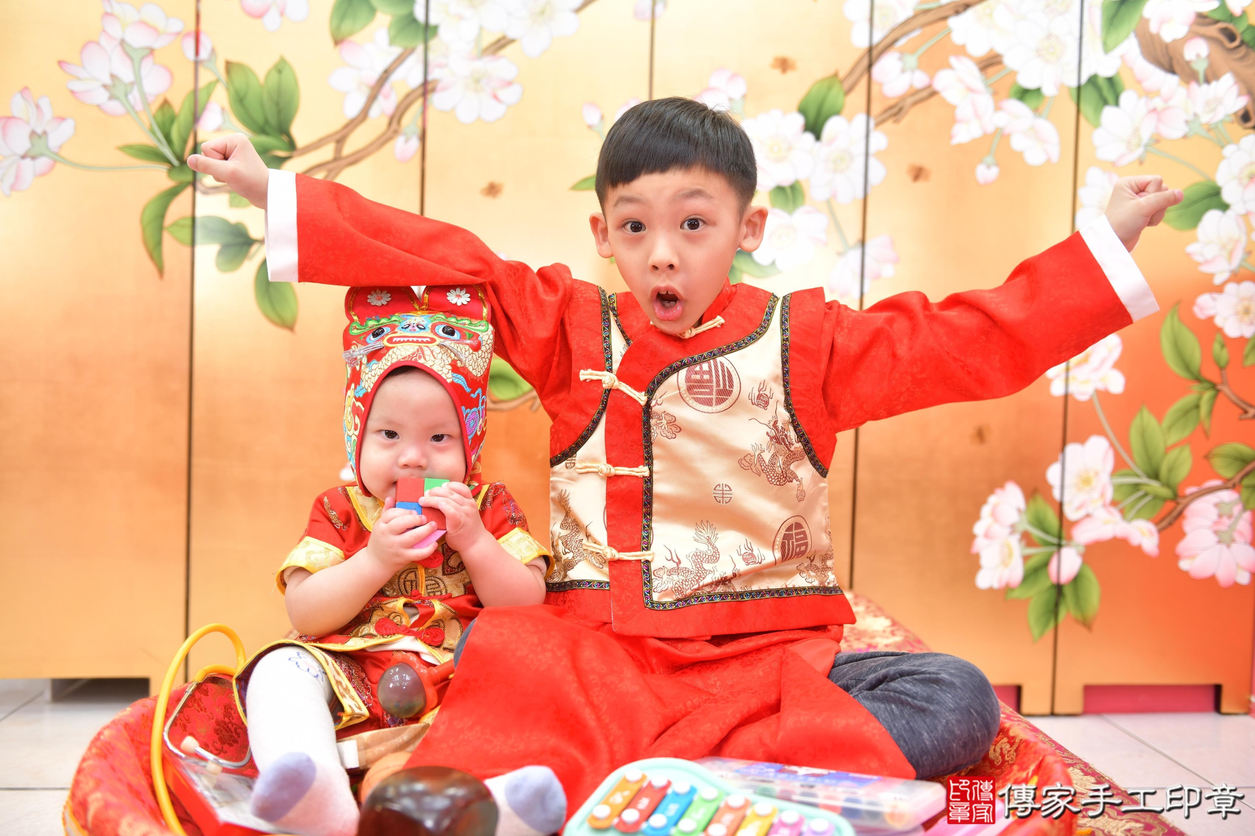 傳家手工印章台中店、抓周、度脺、美式風會場、傳家嬰兒古禮、吉祥話、抓周道具物品24種、拍照。抓周證書。寶寶抓周、滿周歲、生日快樂、祝福