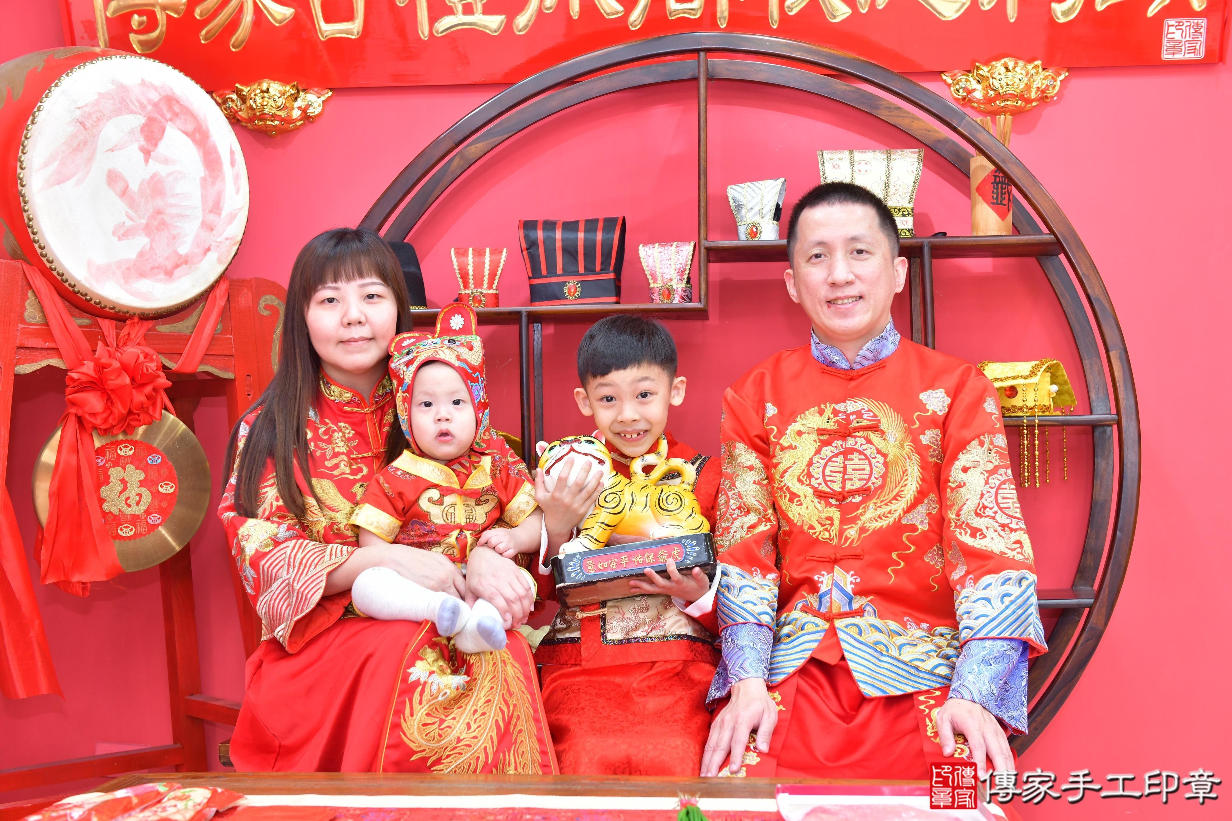 傳家手工印章台中店、抓周、度脺、美式風會場、傳家嬰兒古禮、吉祥話、抓周道具物品24種、拍照。抓周證書。寶寶抓周、滿周歲、生日快樂、祝福